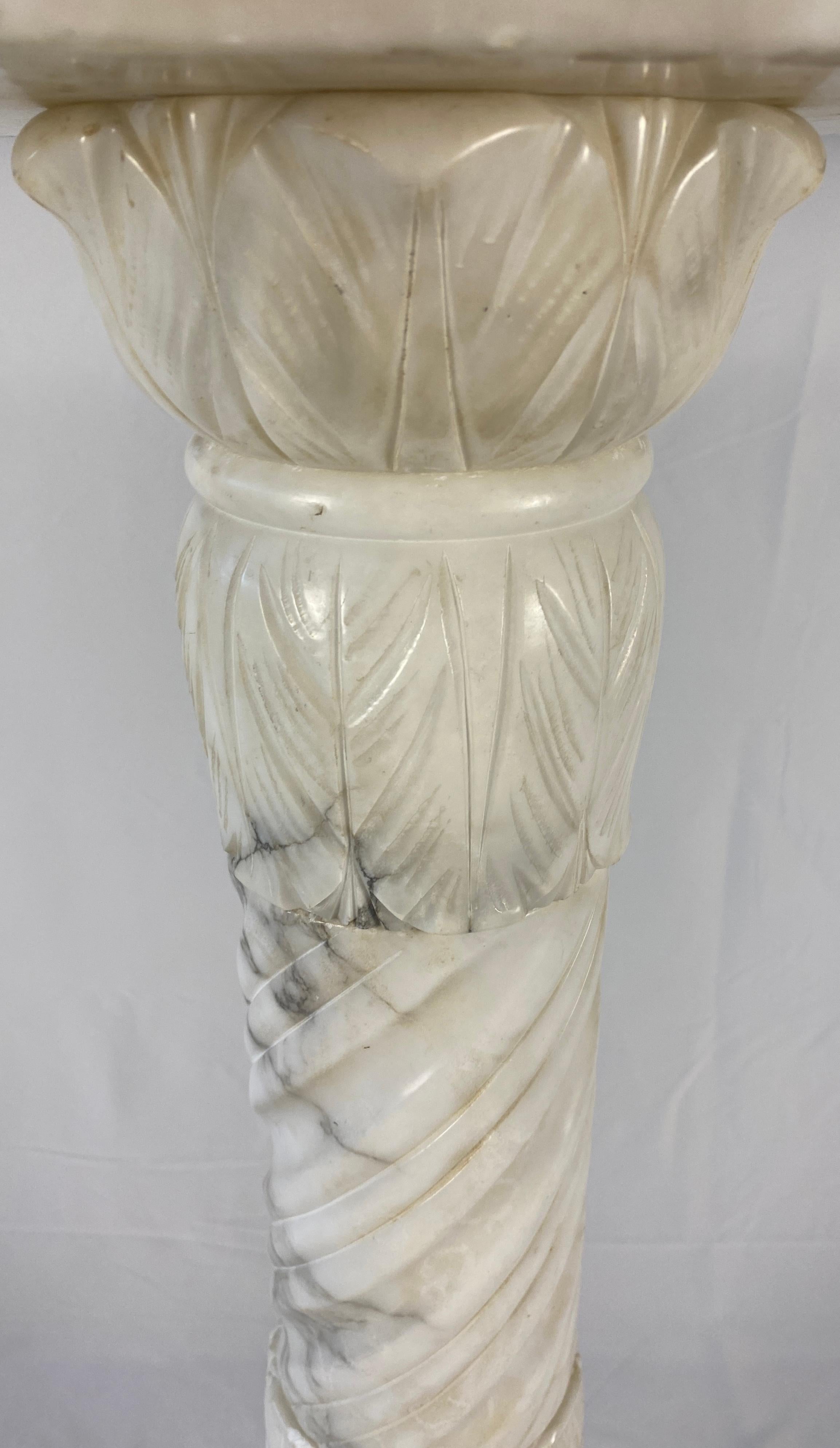 Un beau piédestal italien du XIXe siècle sculpté à la main dans le luxueux marbre de Carrare, le choix des sculpteurs depuis des siècles. Il présente un motif de torsion en gradins, qui a été rendu populaire pendant la période byzantine, puis adopté
