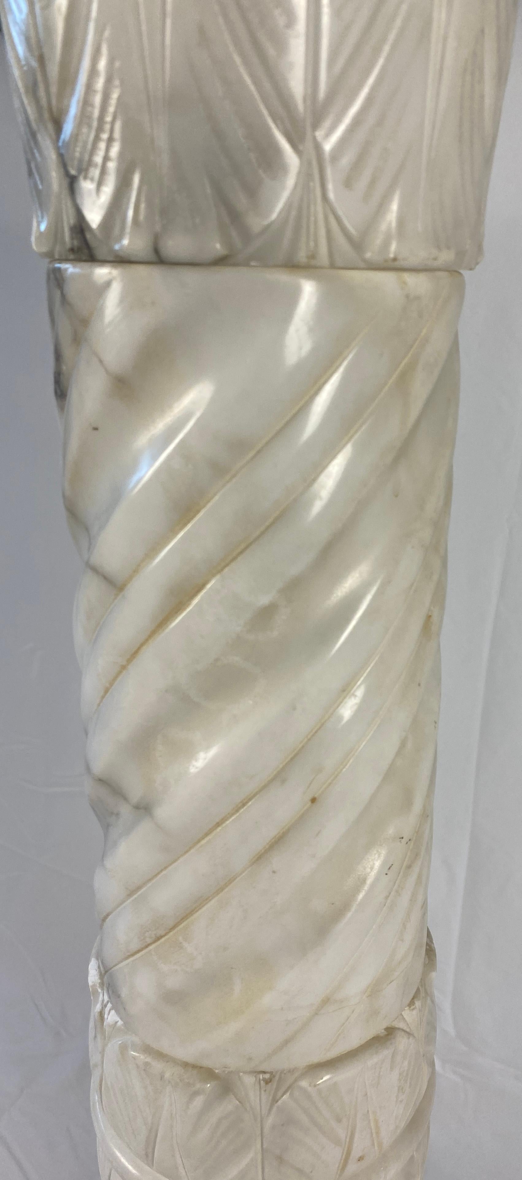 Italienischer handgeschnitzter Carrara-Marmorsockel oder dekorativer Ständer aus dem 19. Jahrhundert im Zustand „Gut“ im Angebot in Miami, FL