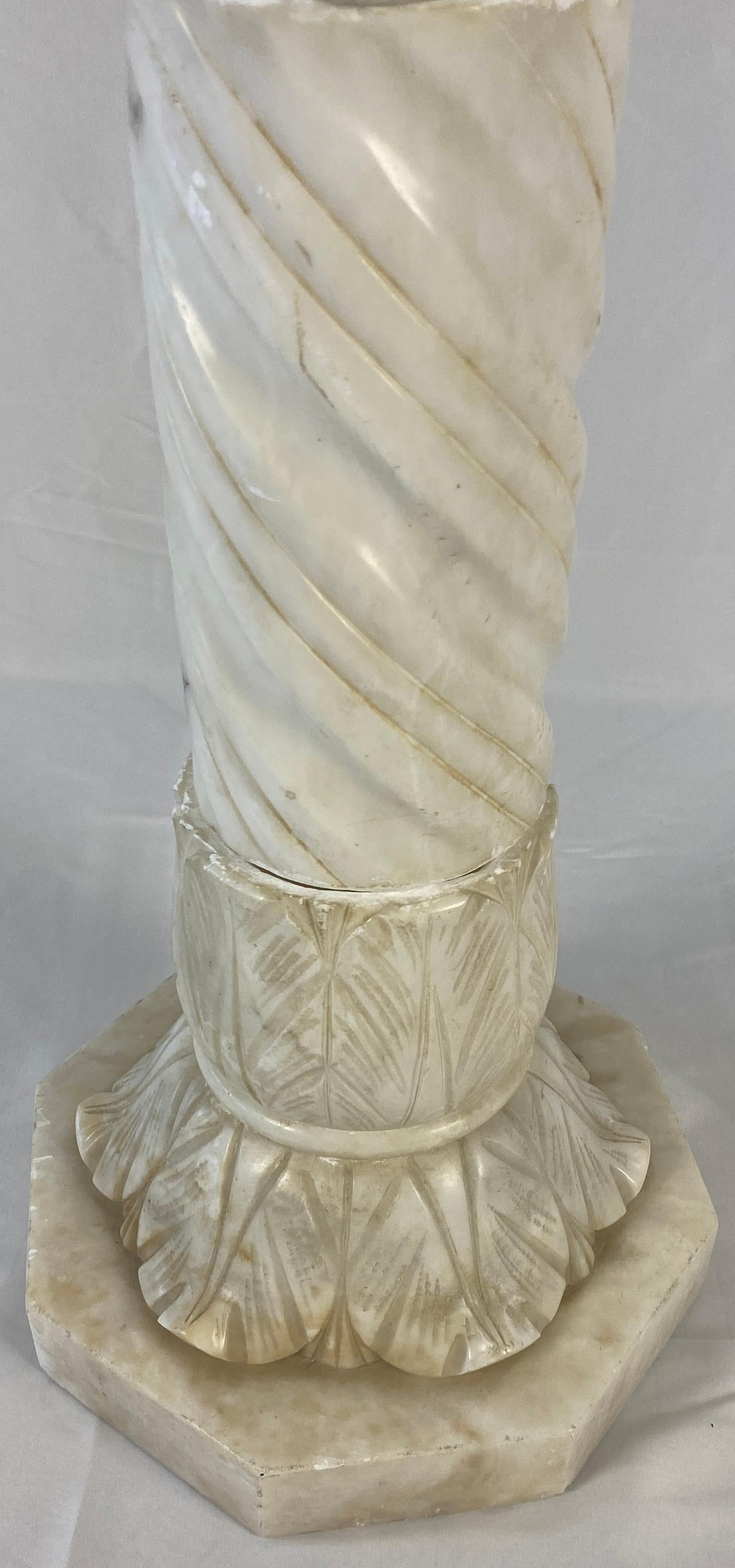 XIXe siècle Piédestal ou support décoratif italien du 19ème siècle en marbre de Carrare sculpté à la main en vente