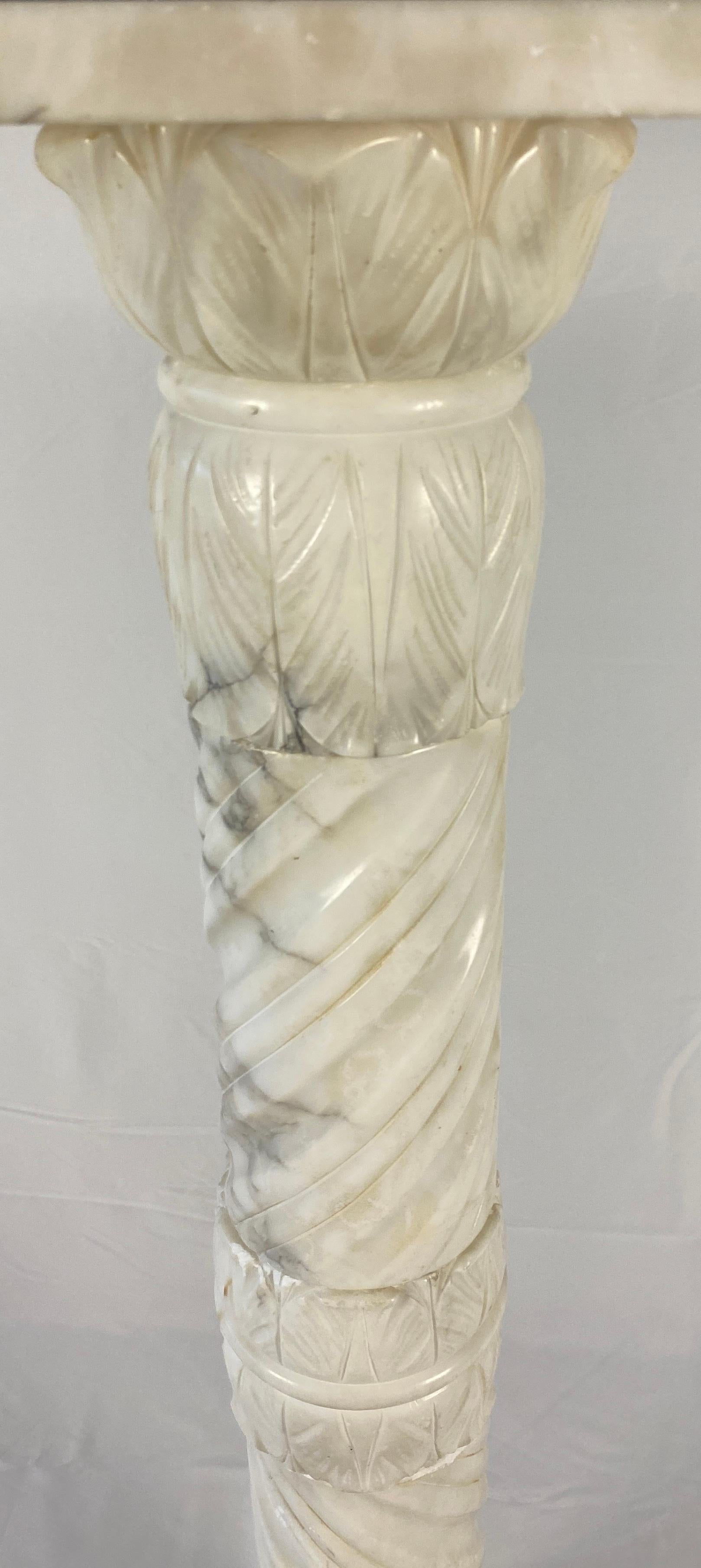 Piédestal ou support décoratif italien du 19ème siècle en marbre de Carrare sculpté à la main en vente 1