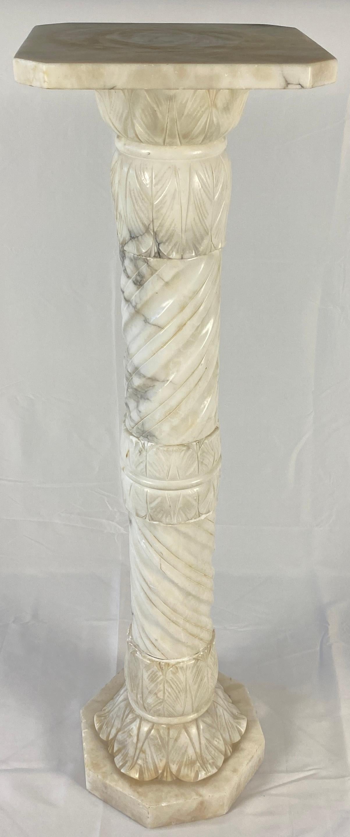 Italienischer handgeschnitzter Carrara-Marmorsockel oder dekorativer Ständer aus dem 19. Jahrhundert im Angebot 4