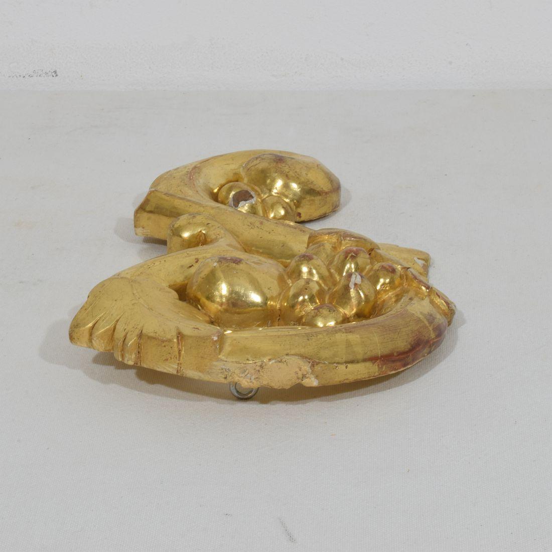 Adorno de rizo italiano del siglo XIX tallado a mano en madera dorada de estilo barroco en venta 6