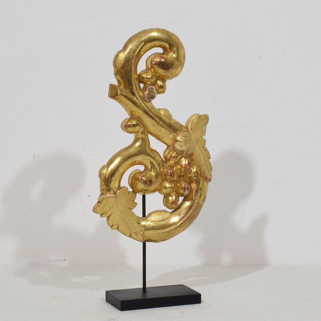 Adorno de rizo italiano del siglo XIX tallado a mano en madera dorada de estilo barroco Barroco en venta