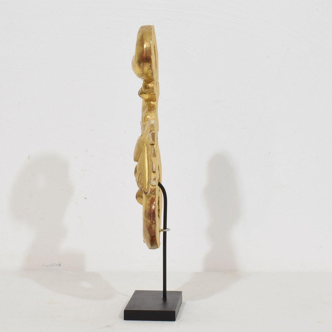 Adorno de rizo italiano del siglo XIX tallado a mano en madera dorada de estilo barroco en Bueno estado para la venta en Buisson, FR
