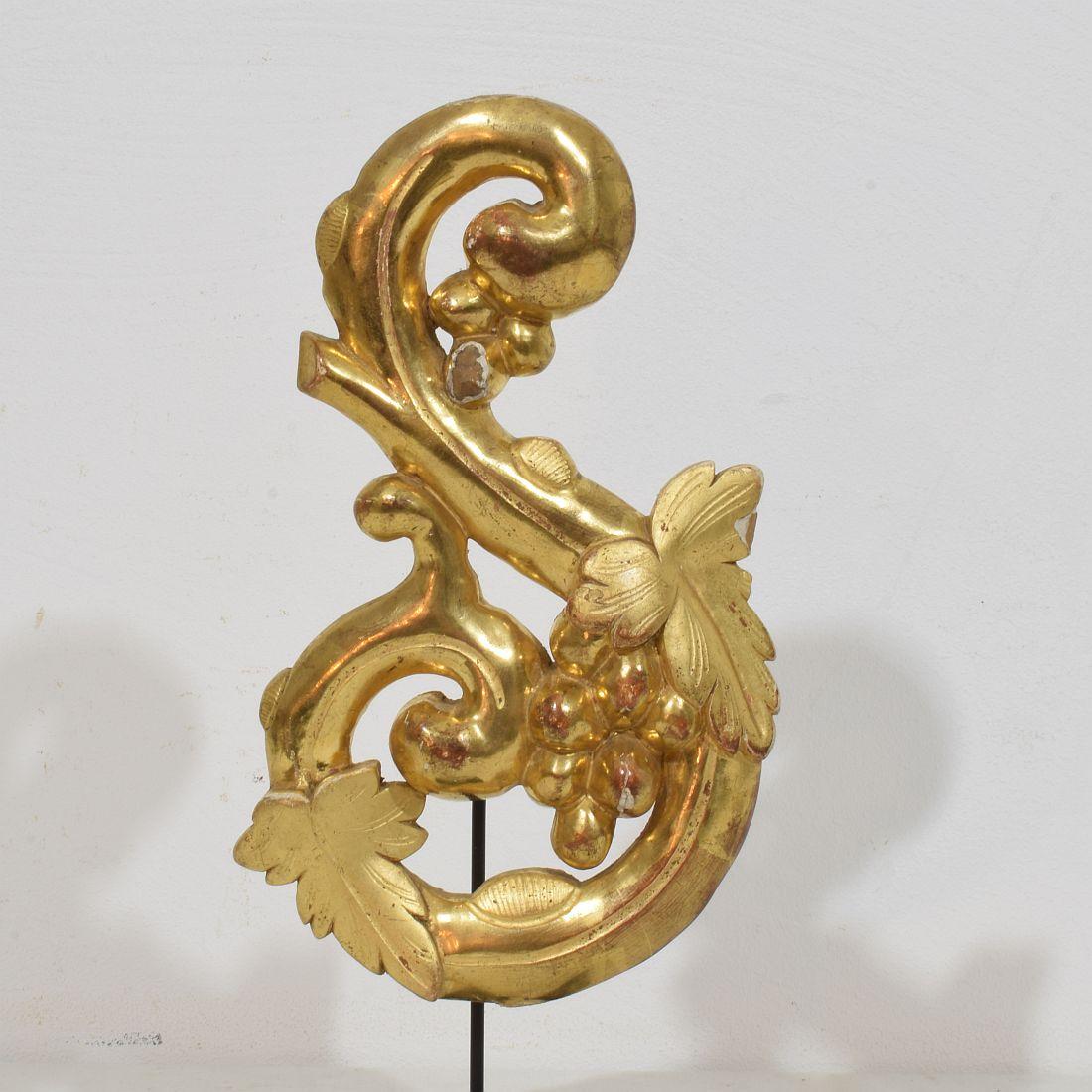 19th Century Italian Hand Carved Giltwood Baroque Style Curl Ornament For Sale 2
