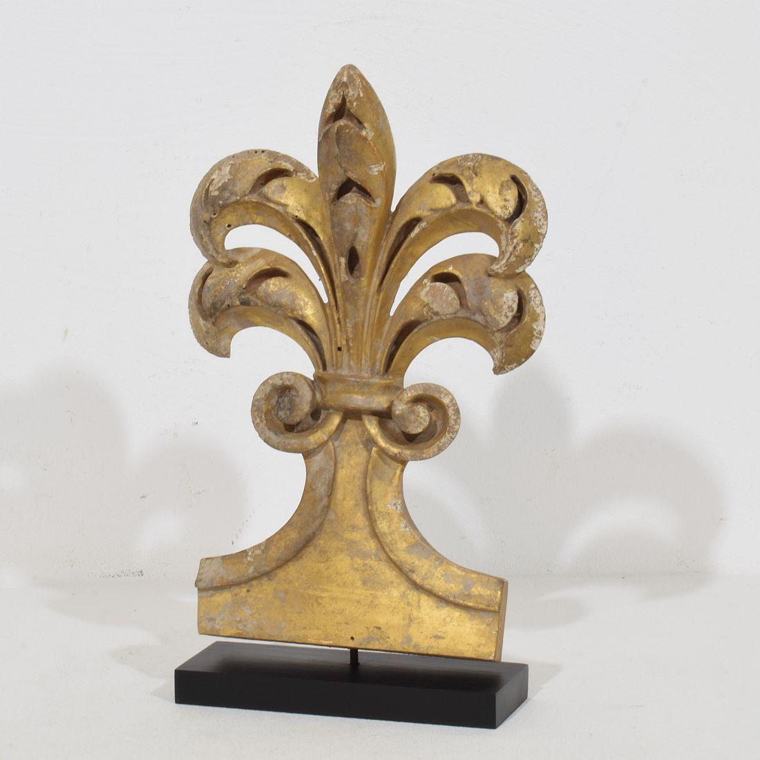 Schönes handgeschnitztes Ornament aus vergoldetem Holz im gotischen Stil, das einst eine Kapelle oder eine Kirche schmückte.
Italien, um 1850. Verwittert und kleine Schäden. Die Messung umfasst den Holzsockel.
H:31,5cm  B:18,5cm T:5,5cm 