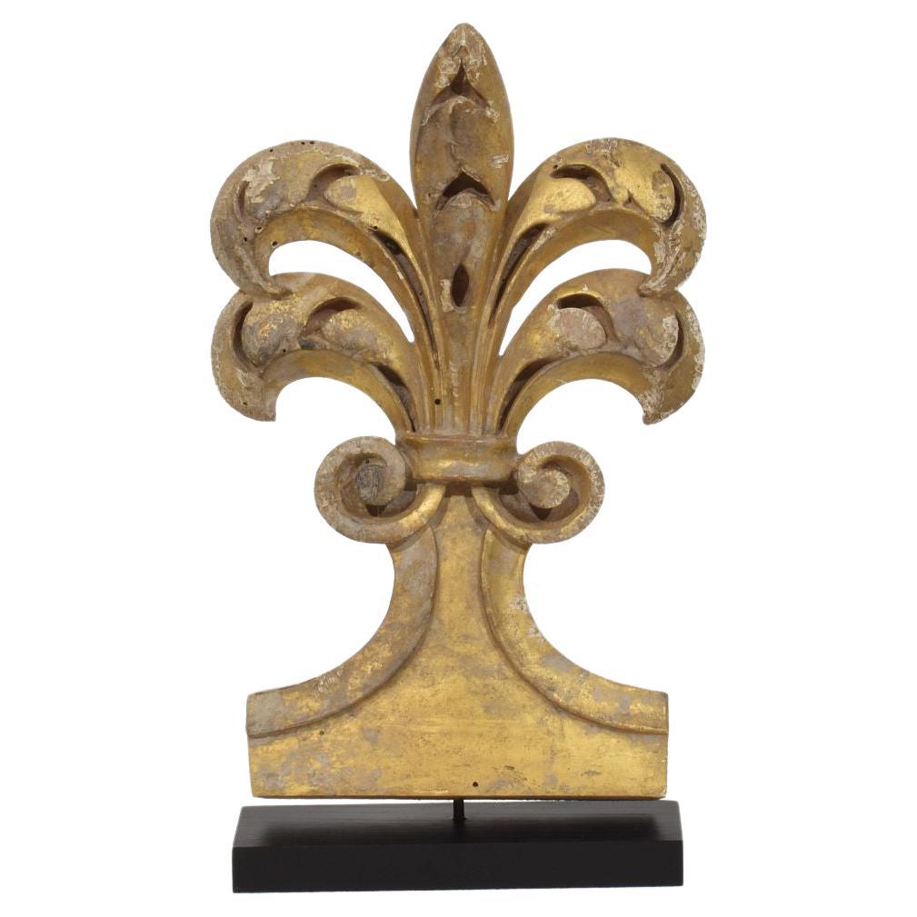 Frammento di ornamento in legno dorato intagliato a mano in stile gotico del XIX secolo