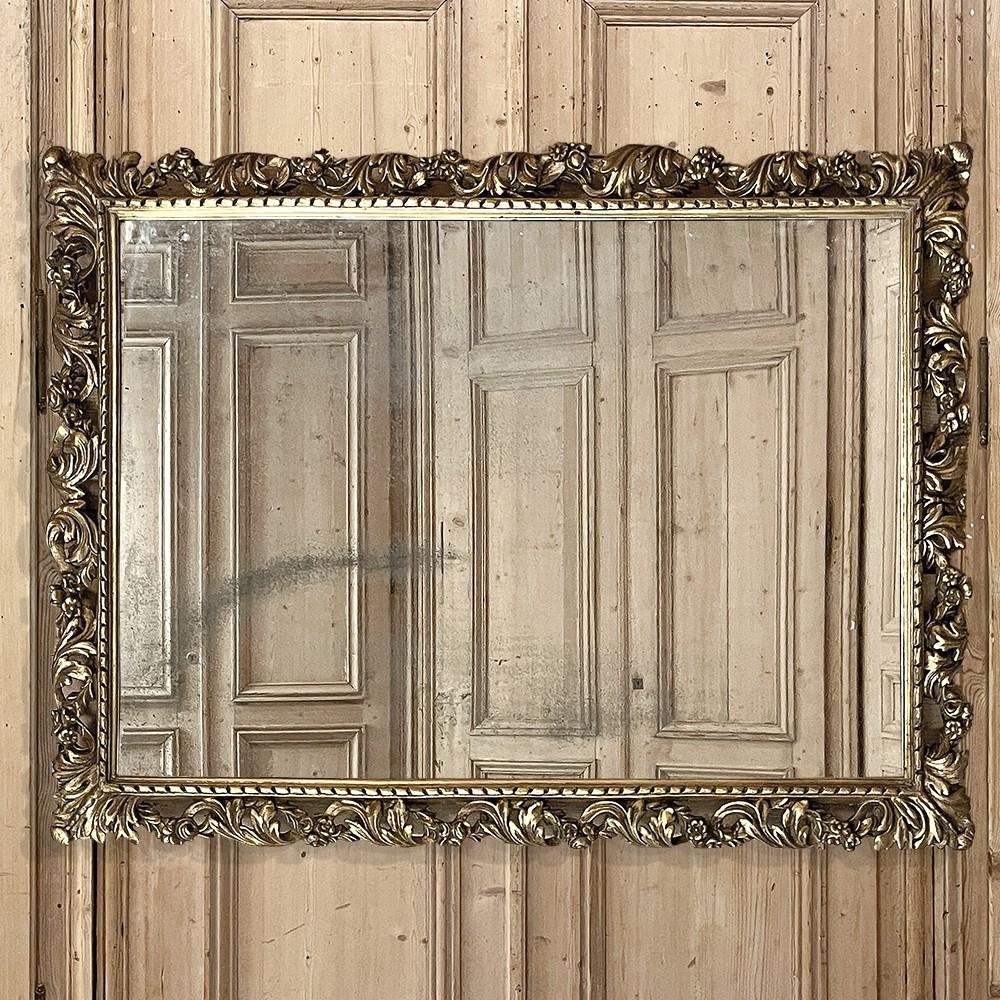 Le miroir de cheminée en bois doré italien du XIXe siècle, sculpté à la main, est une œuvre d'art étonnante du sculpteur sur bois !  Le cadre est entièrement sculpté à la main, ce qui donne l'impression qu'il flotte au-dessus du mur.  Représentant