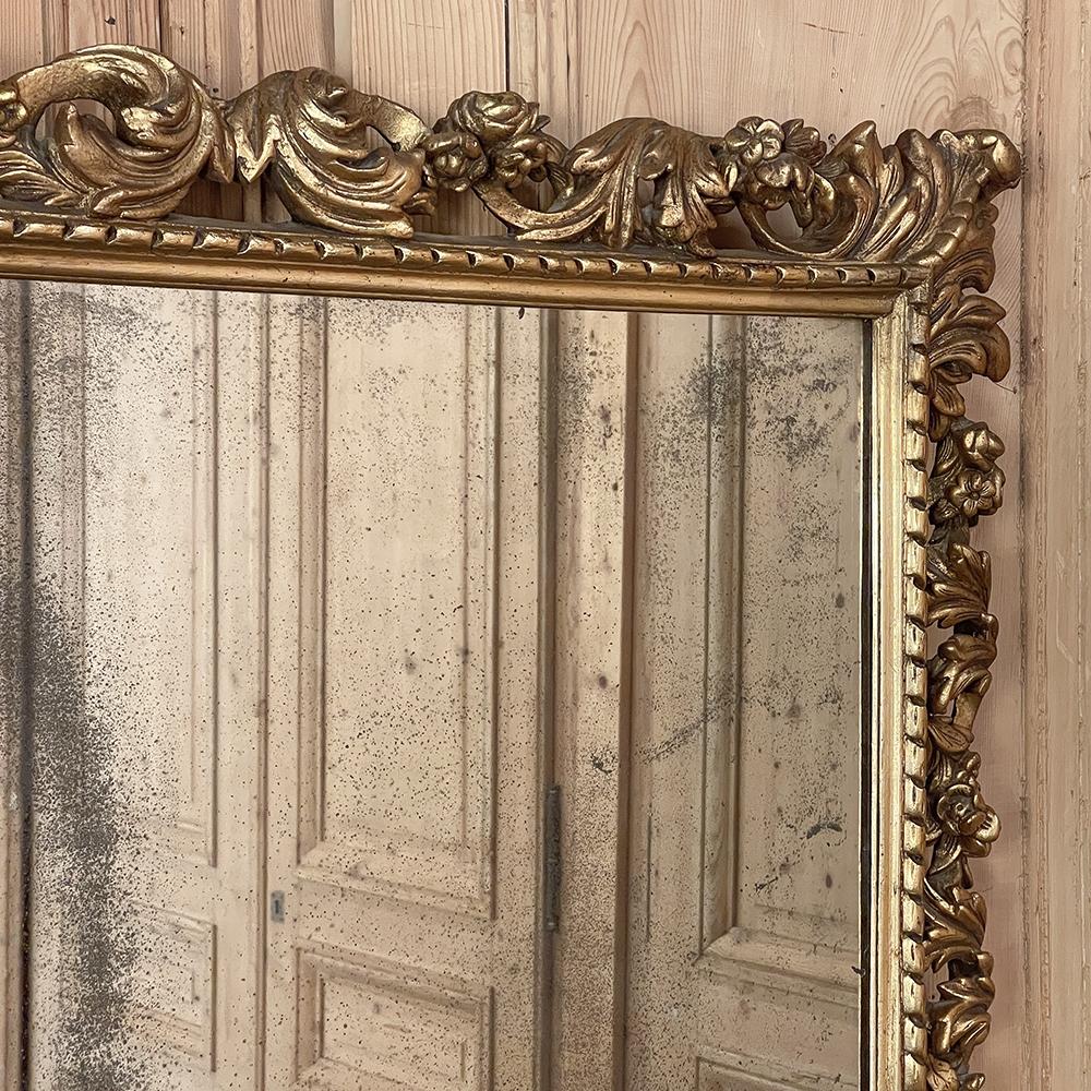 Bois doré Miroir de cheminée en bois doré italien du XIXe siècle, sculpté à la main en vente