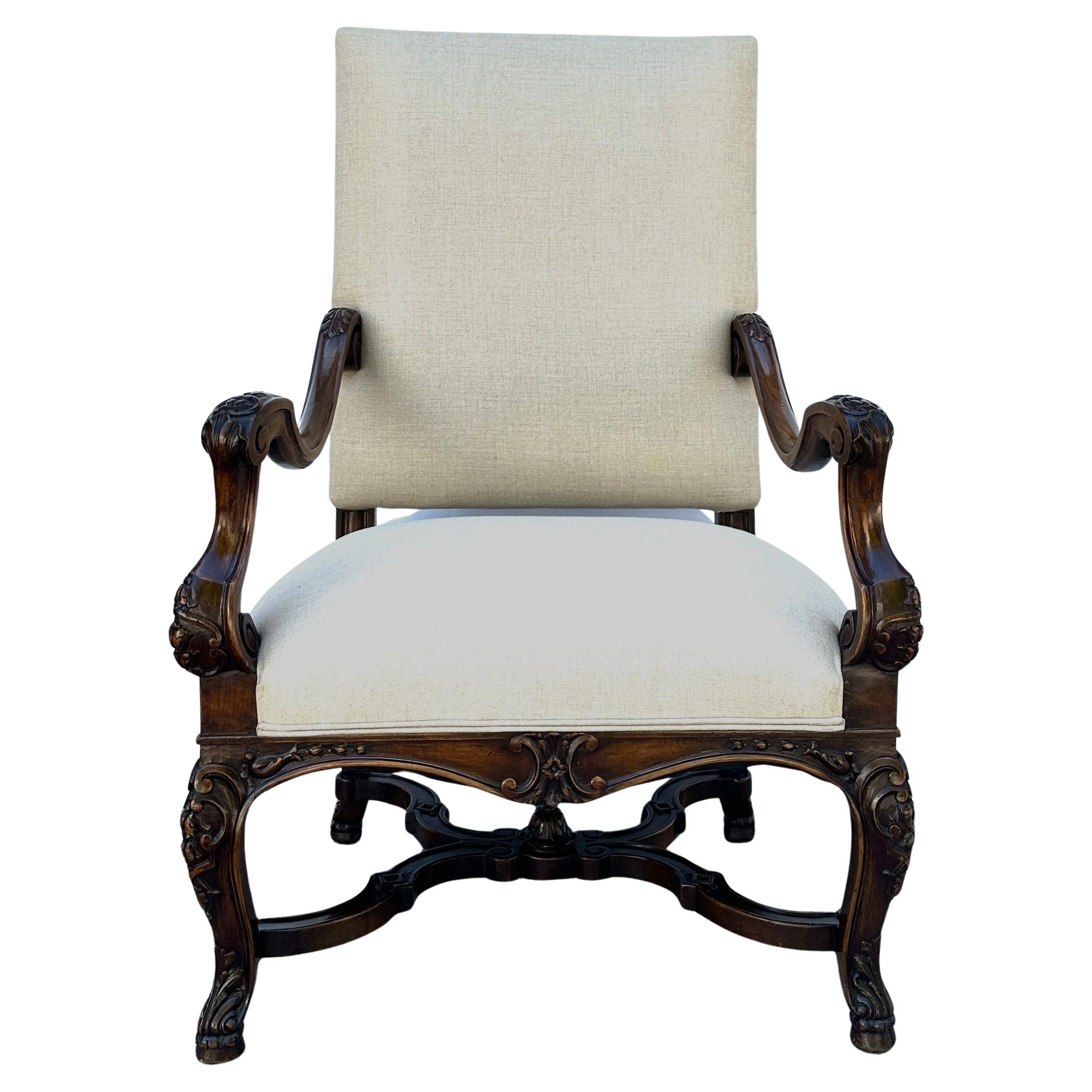 Fauteuil en noyer magnifiquement sculpté à la main, vers 1850, avec brancard.  Revêtement en lin plus récent.  Garniture en cordon recouvert.