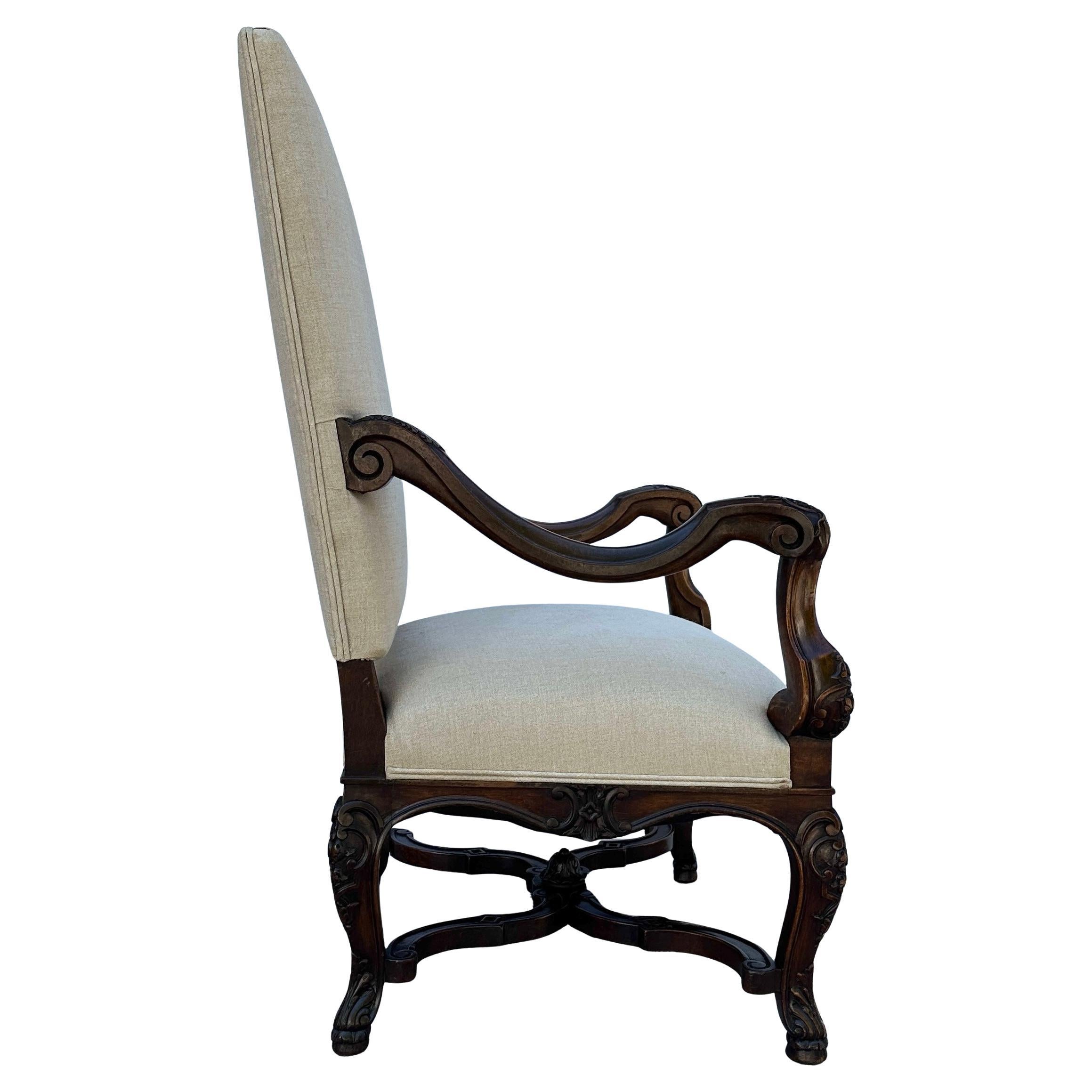 Sculpté à la main Fauteuil italien en noyer sculpté à la main du 19e siècle en vente