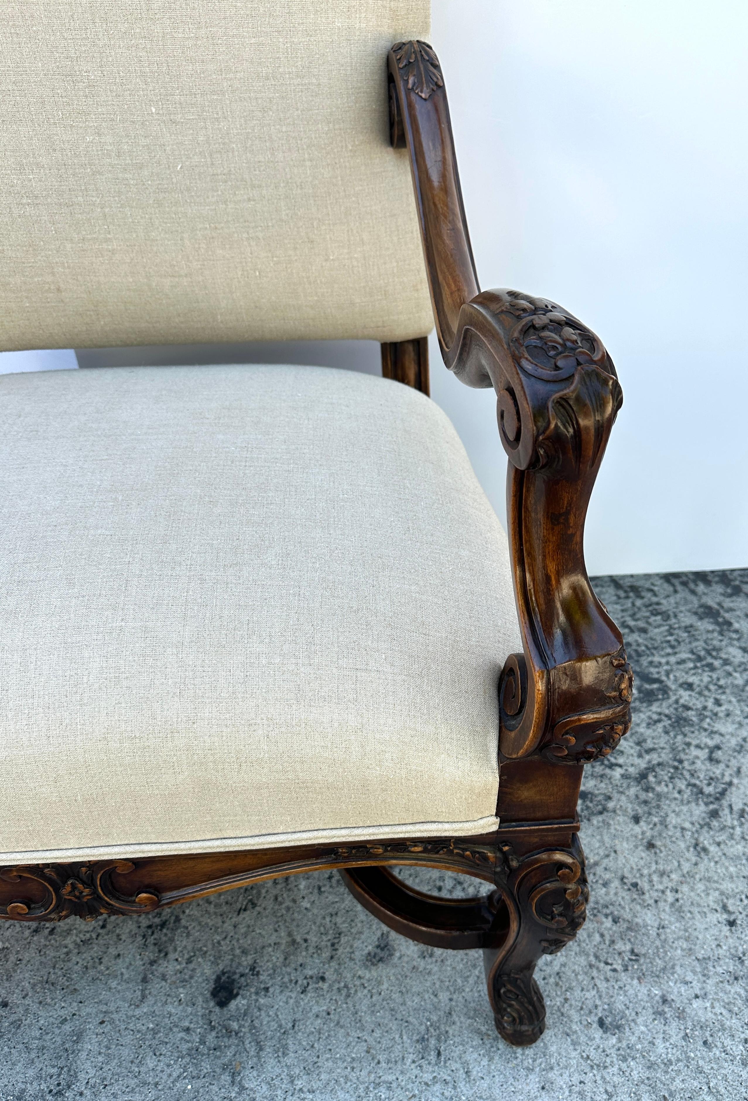 Fauteuil italien en noyer sculpté à la main du 19e siècle Bon état - En vente à Los Angeles, CA