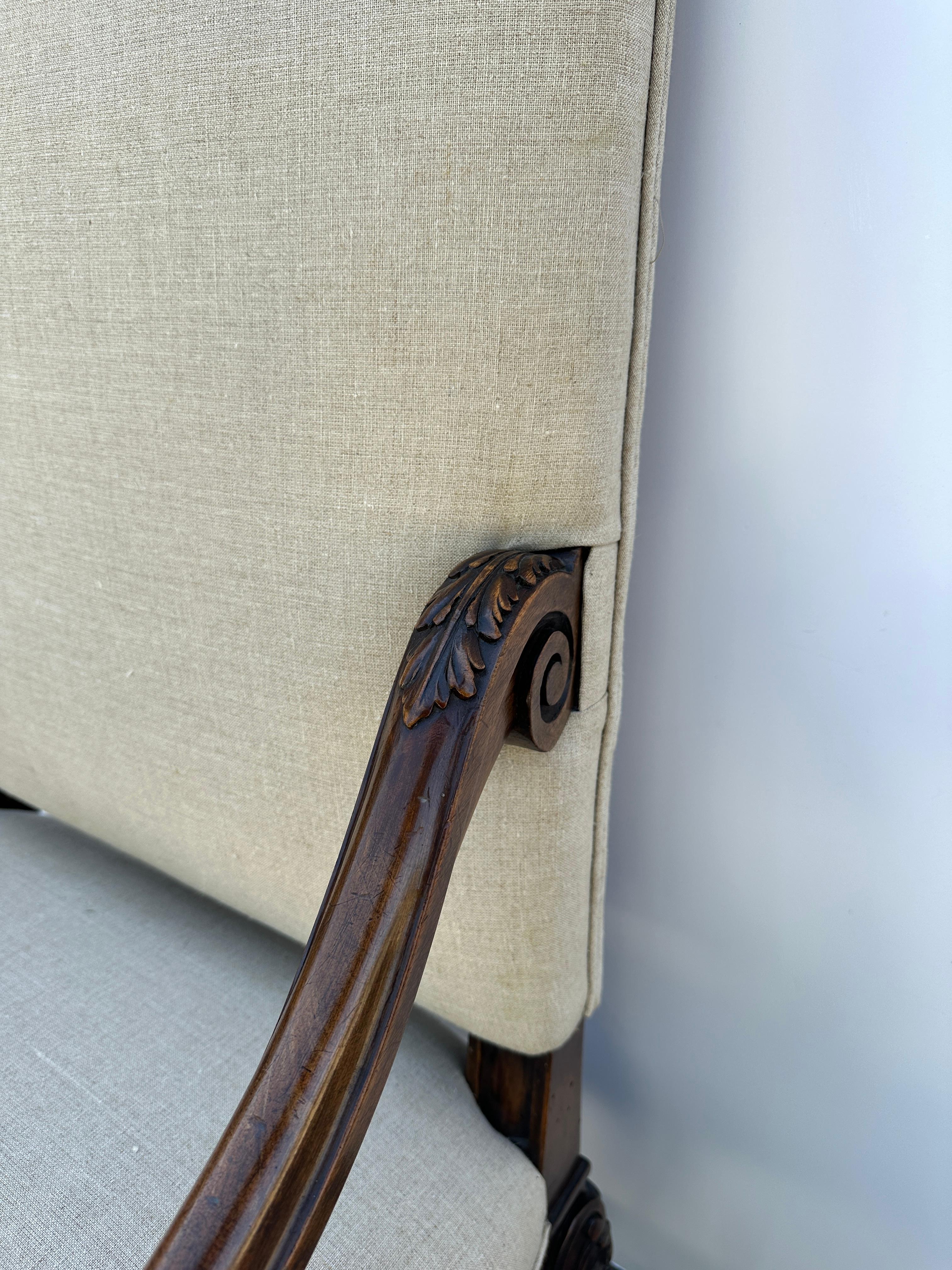 Milieu du XIXe siècle Fauteuil italien en noyer sculpté à la main du 19e siècle en vente