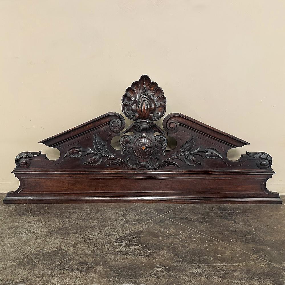 19th Century Italian Hand-Carved Walnut Decorative Crown In Good Condition For Sale In Dallas, TX
