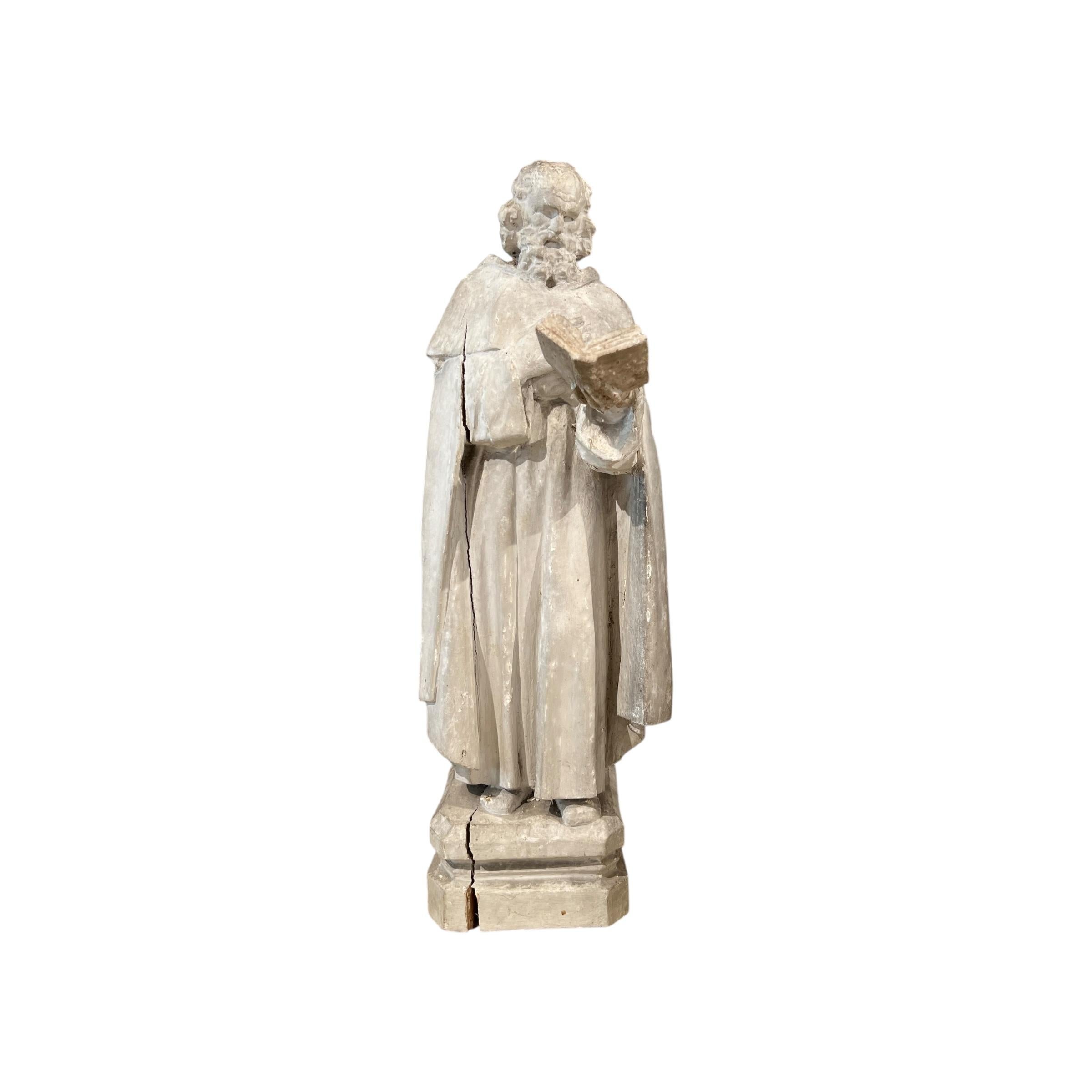 Une statue en bois sculptée à la main représentant un saint en contemplation tranquille, lisant la Bible. Riche en détails dévotionnels et en patine vieillie, elle incarne la révérence spirituelle et l'artisanat de maître.
