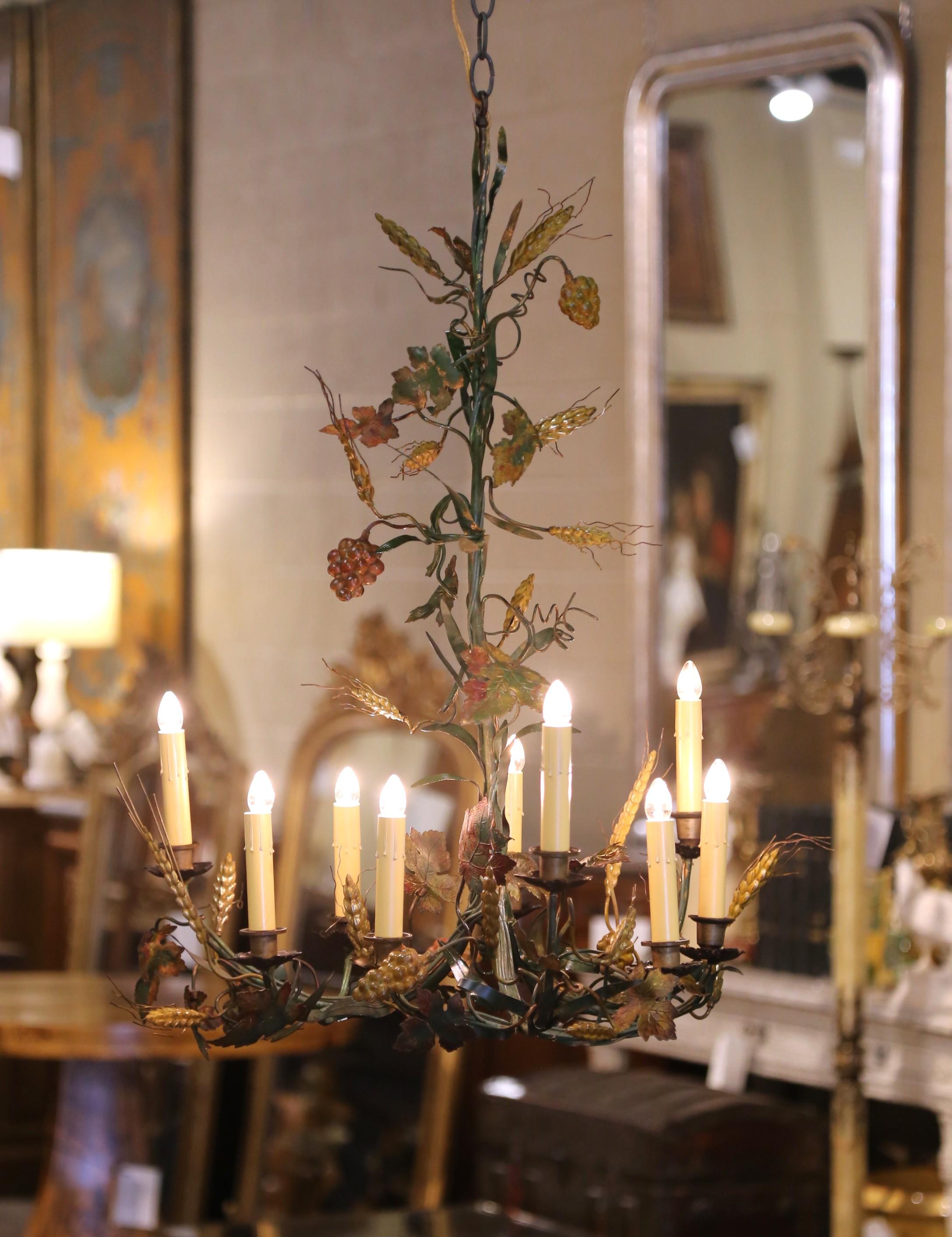 Fabriqué en Italie vers 1880, ce lustre décoratif en laiton célèbre la beauté rustique de la vie dans les vignobles. Le cadre peint à la main est orné de grappes de raisin, de vrilles, de tiges de blé et de feuilles de vigne finement détaillées,