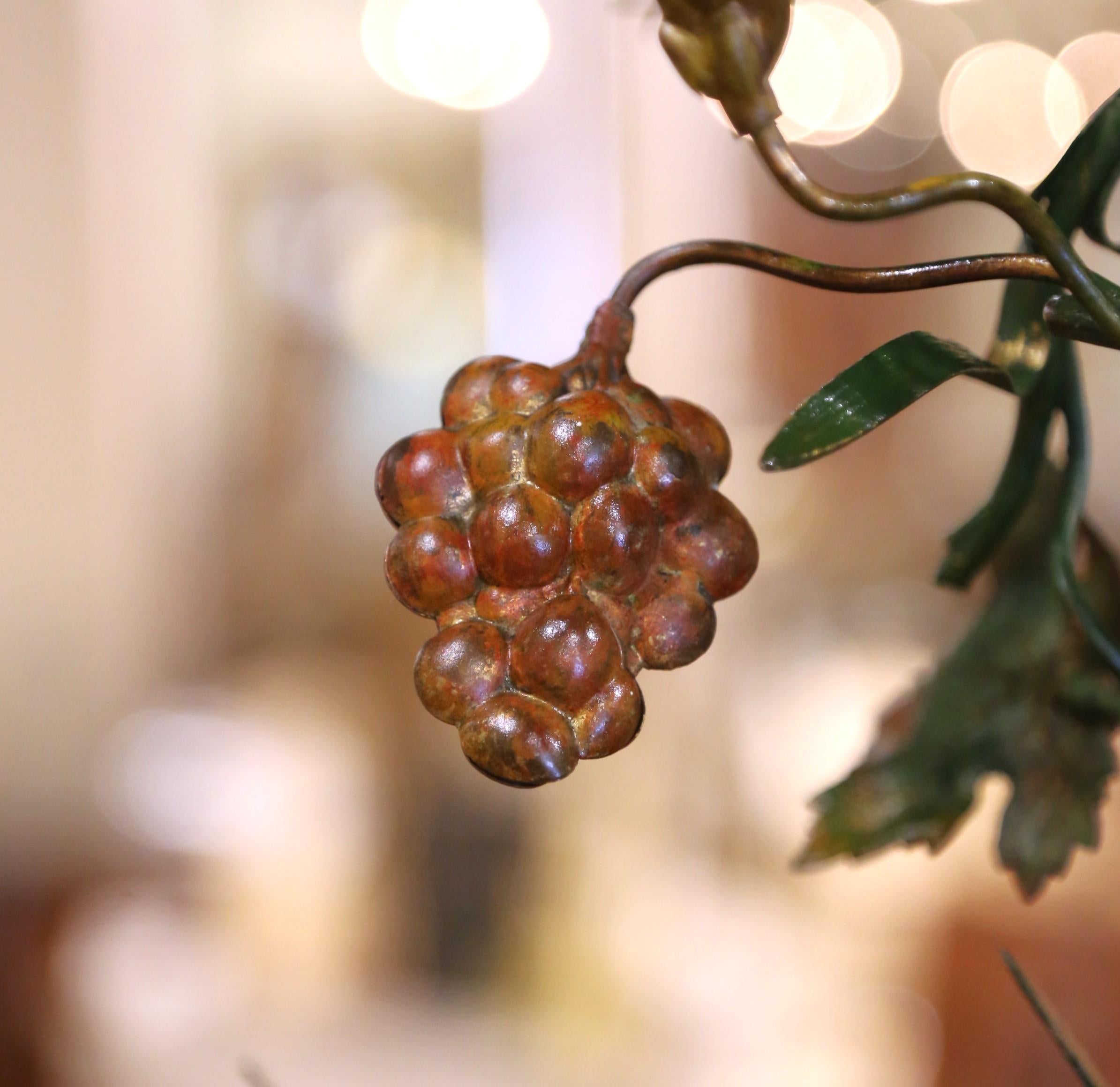Laiton Lustre à huit lumières en laiton peint à la main, raisin et blé, 19e siècle, Italie en vente