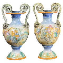 Paire de vases mythologiques en majolique peints à la main, Italie, XIXe siècle, 13,4 pouces