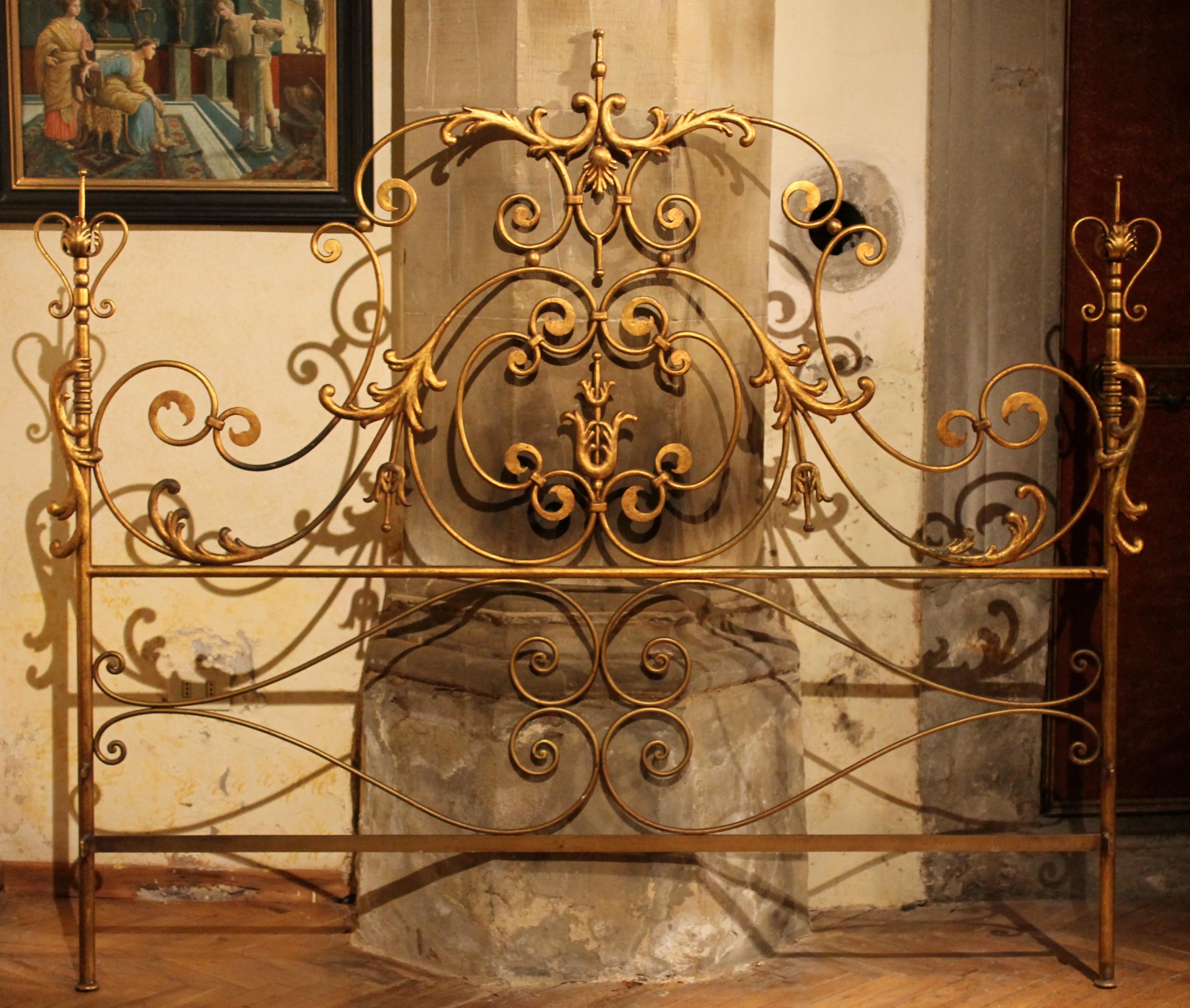 The mastery of Florentine craftsmanship in the ancient art of working handwrought iron is expressed in this wonderful 19th Century Italian headboard suitable for king size bed or double bed.
This phenomenal hand forged and gilded iron headboard has