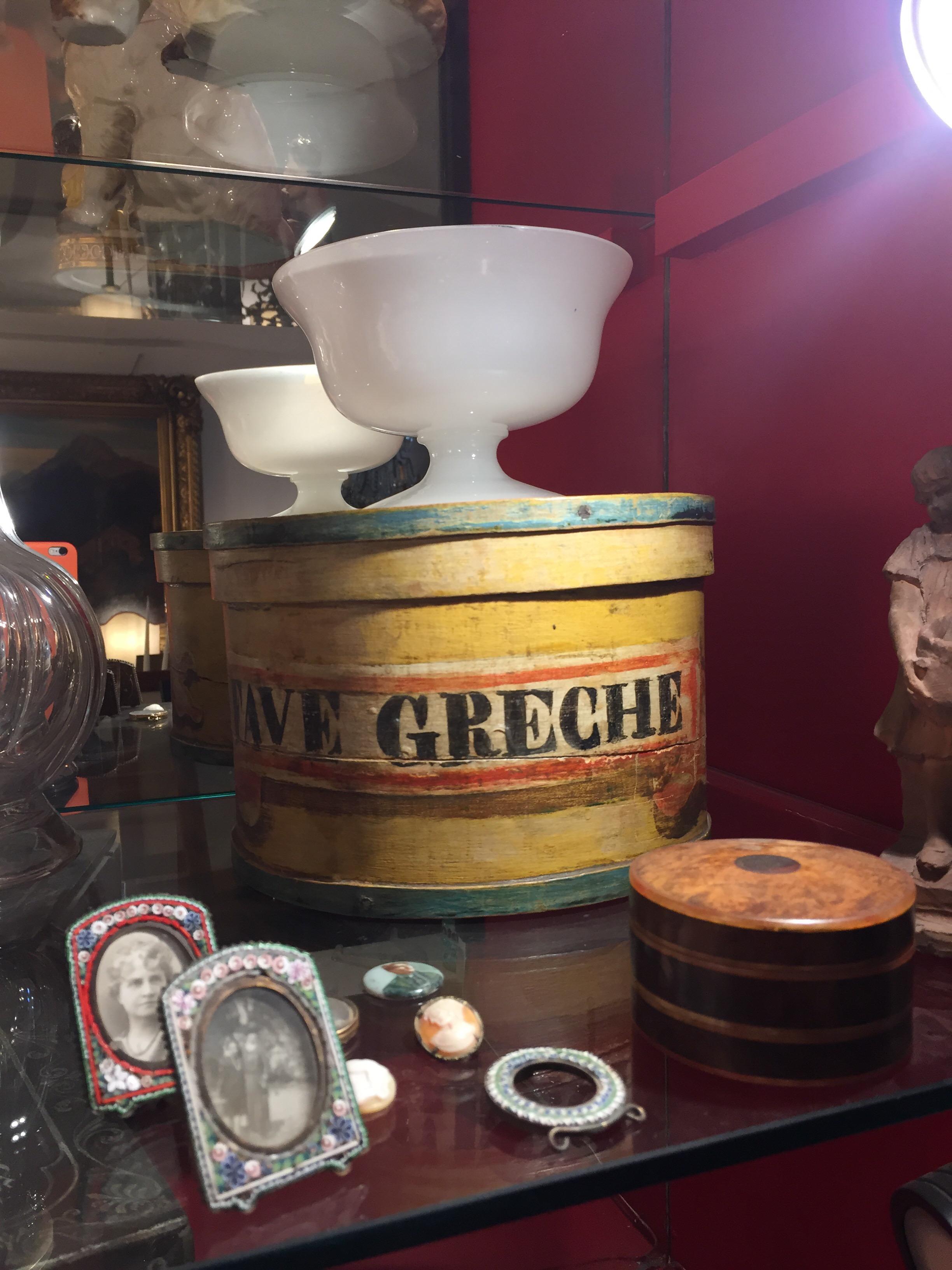 Eine italienische Kiste aus Buchenholz mit Deckel aus dem 19. Jahrhundert, ein antiker Behälter zur Aufbewahrung von getrockneten Hülsenfrüchten, wie die italienische Aufschrift FAVE GRECHE zeigt, die für griechische Bohnen steht, ein im gesamten