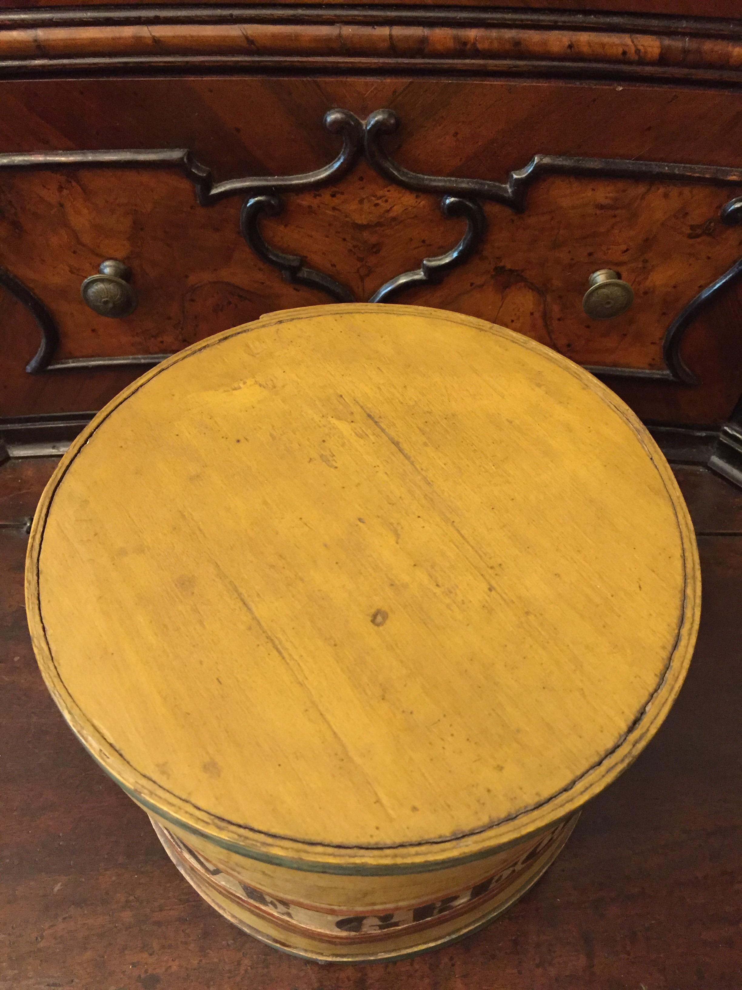 XIXe siècle Boîte de rangement à alimentation jaune toscanne de Sienne du 19ème siècle, faite à la main, pour les pommes de terre en vente