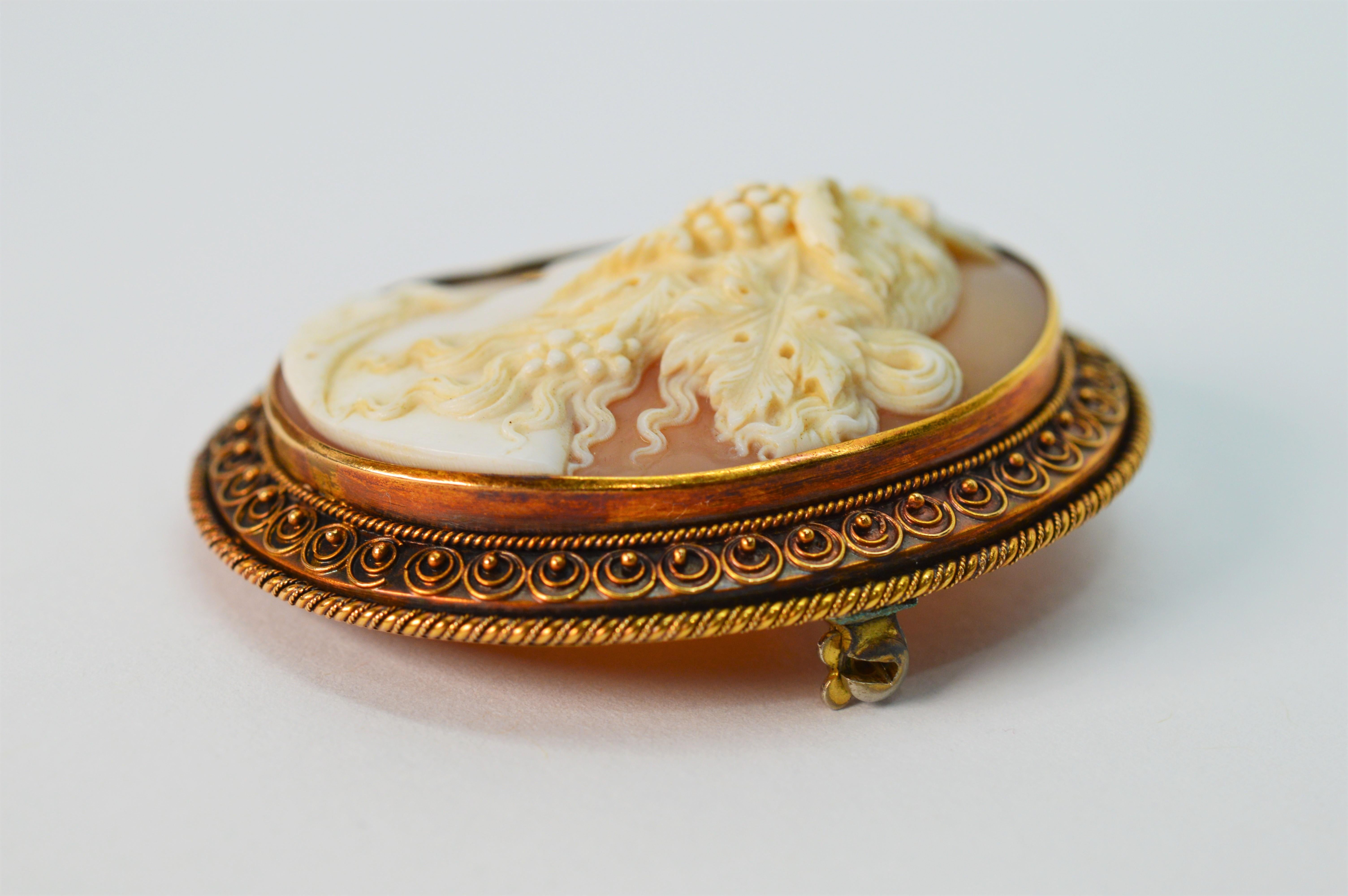 19th Century Italian High Relief Cameo Gold Brooch In Excellent Condition In Mount Kisco, NY