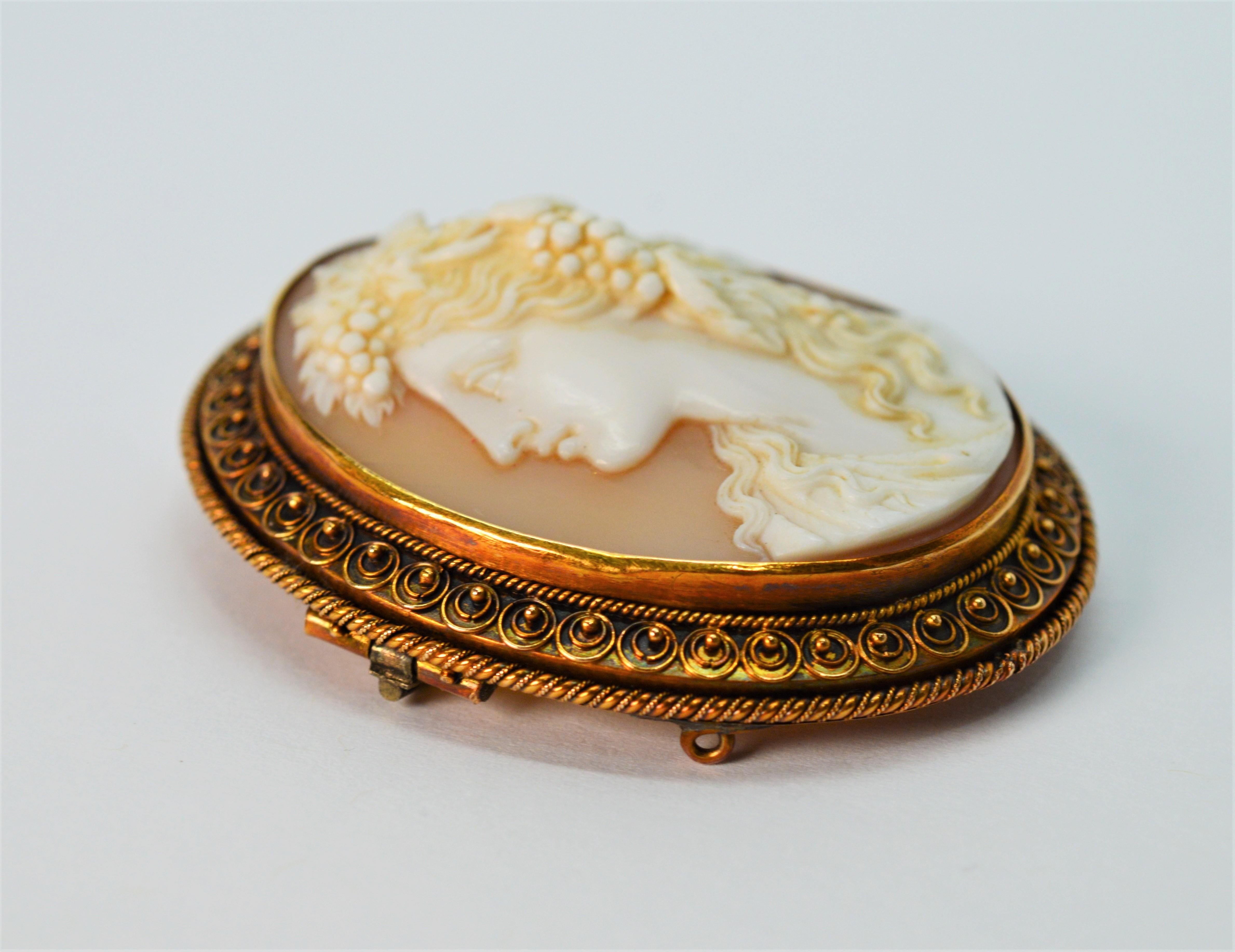 Women's 19th Century Italian High Relief Cameo Gold Brooch For Sale