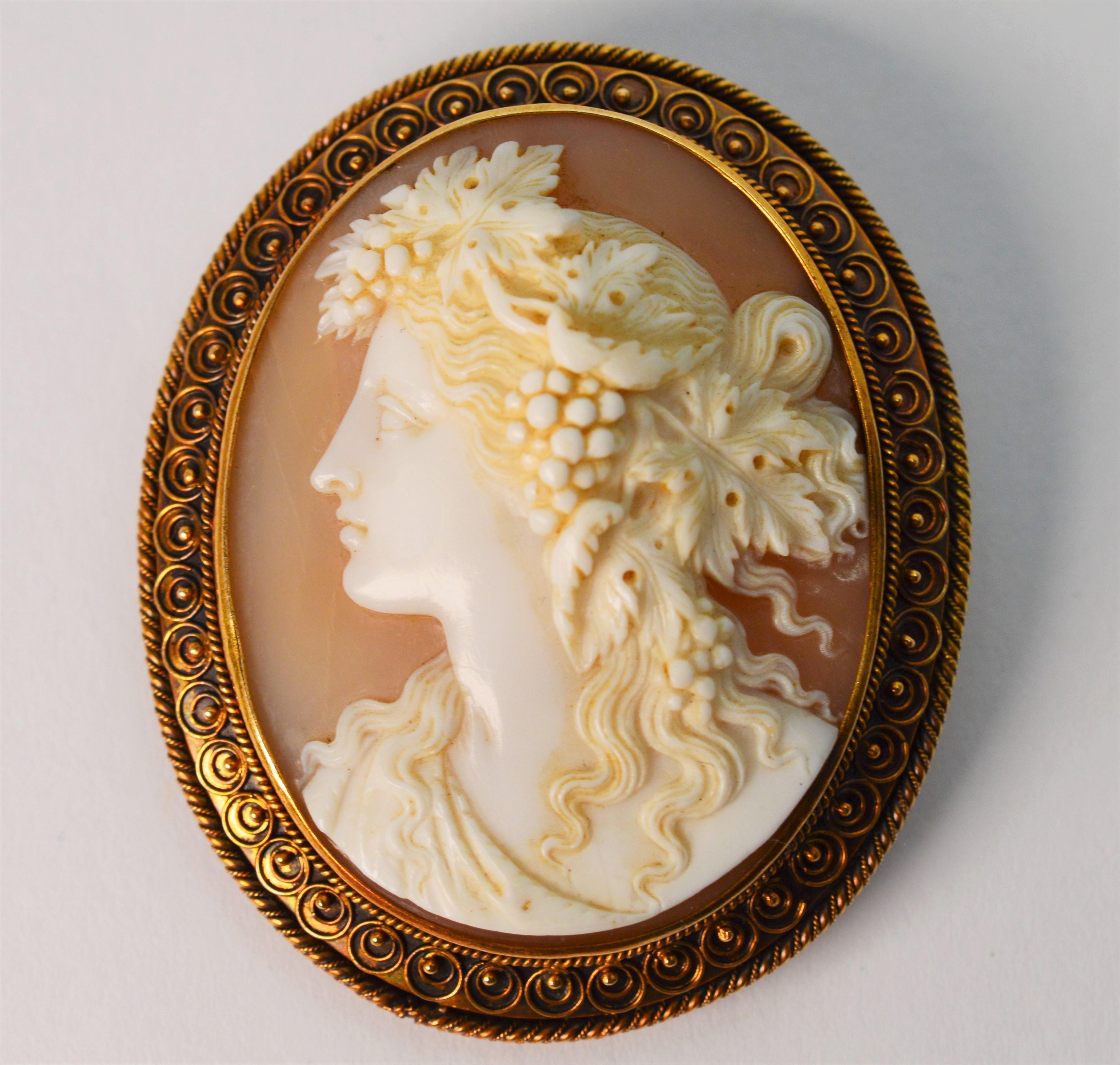 19th Century Italian High Relief Cameo Gold Brooch 2