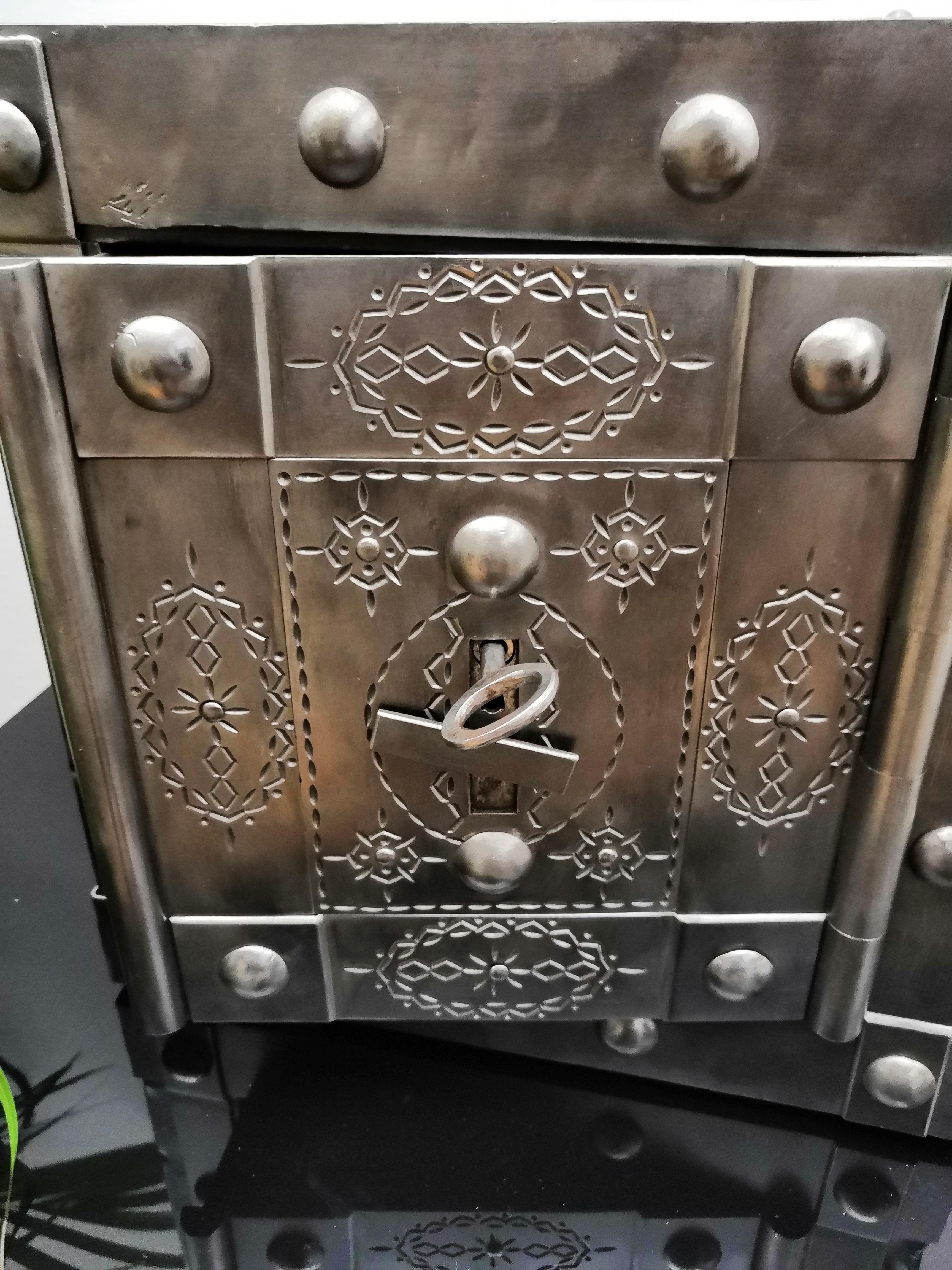 19. Jahrhundert Italienischer Hobnail Schmiedeeisen Antiker Safe:: Tresor im Zustand „Gut“ in Carimate, Como