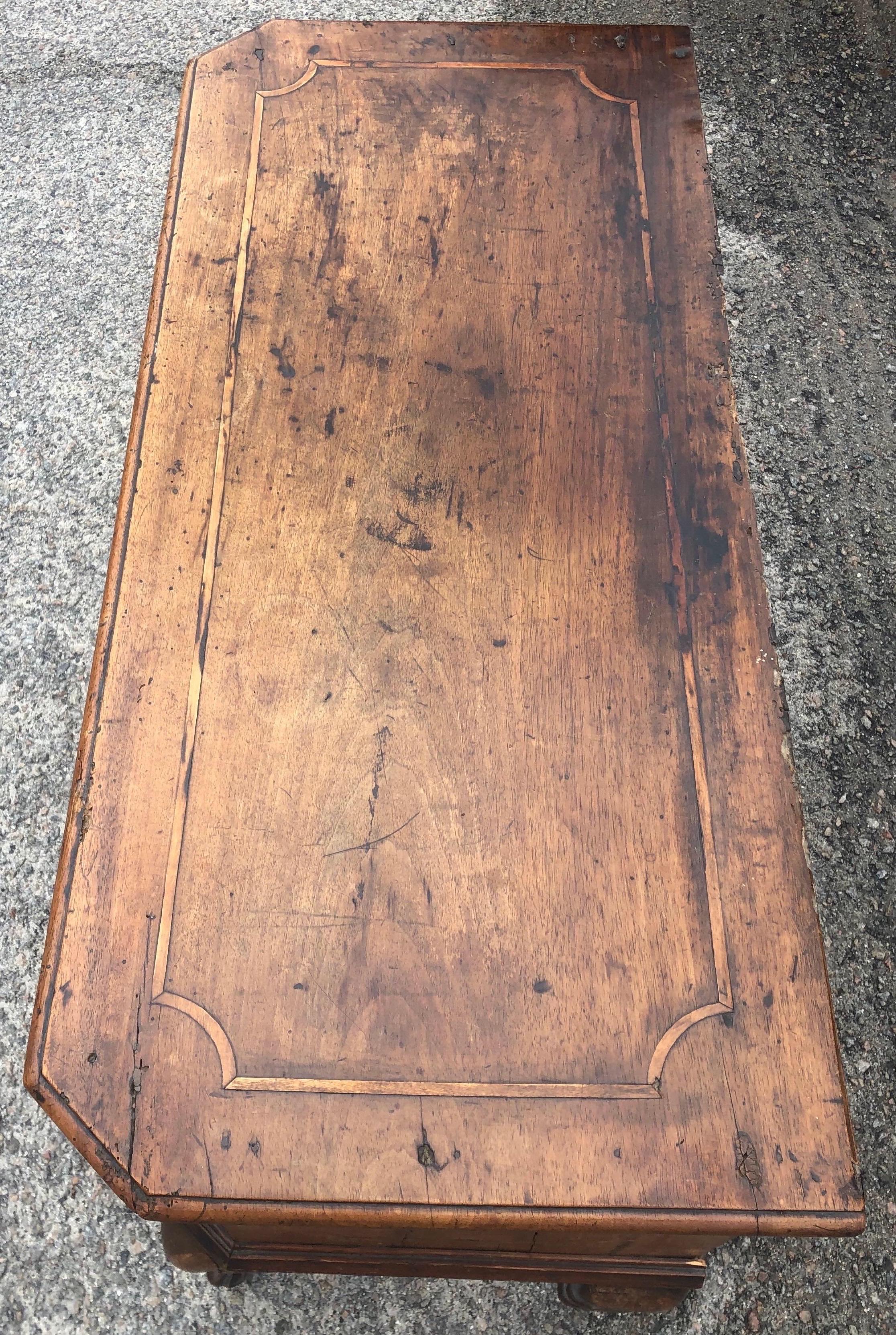Italienische 2-Schubladen-Kommode des 19. Jahrhunderts mit Intarsien im Zustand „Gut“ im Angebot in Charleston, SC