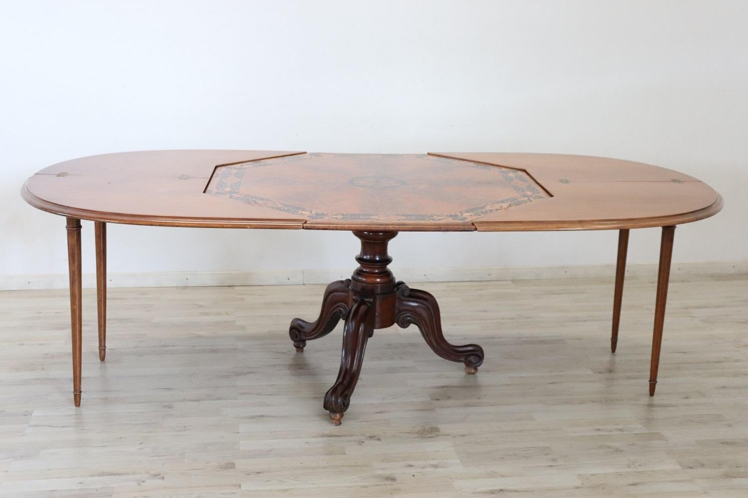 19th Century Italian Inlaid Walnut Octagonal Extendable Dining Room Table 11