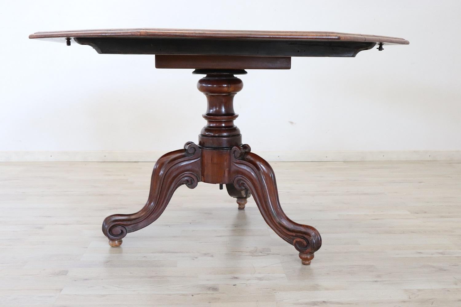 Beautiful important octagonal dining room table, 1850s. This table is characterized by a top with rich inlay work made with different precious woods. The top of this table is a true masterpiece! The central leg is finely carved. This table is also