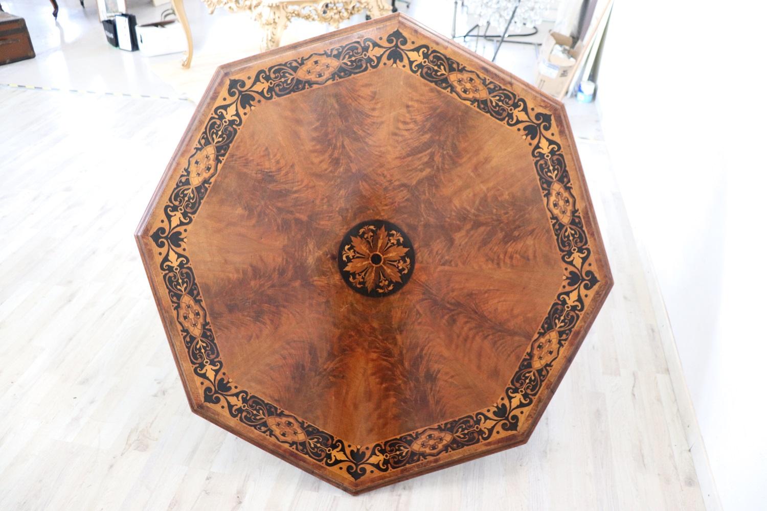 19th Century Italian Inlaid Walnut Octagonal Extendable Dining Room Table In Excellent Condition In Casale Monferrato, IT