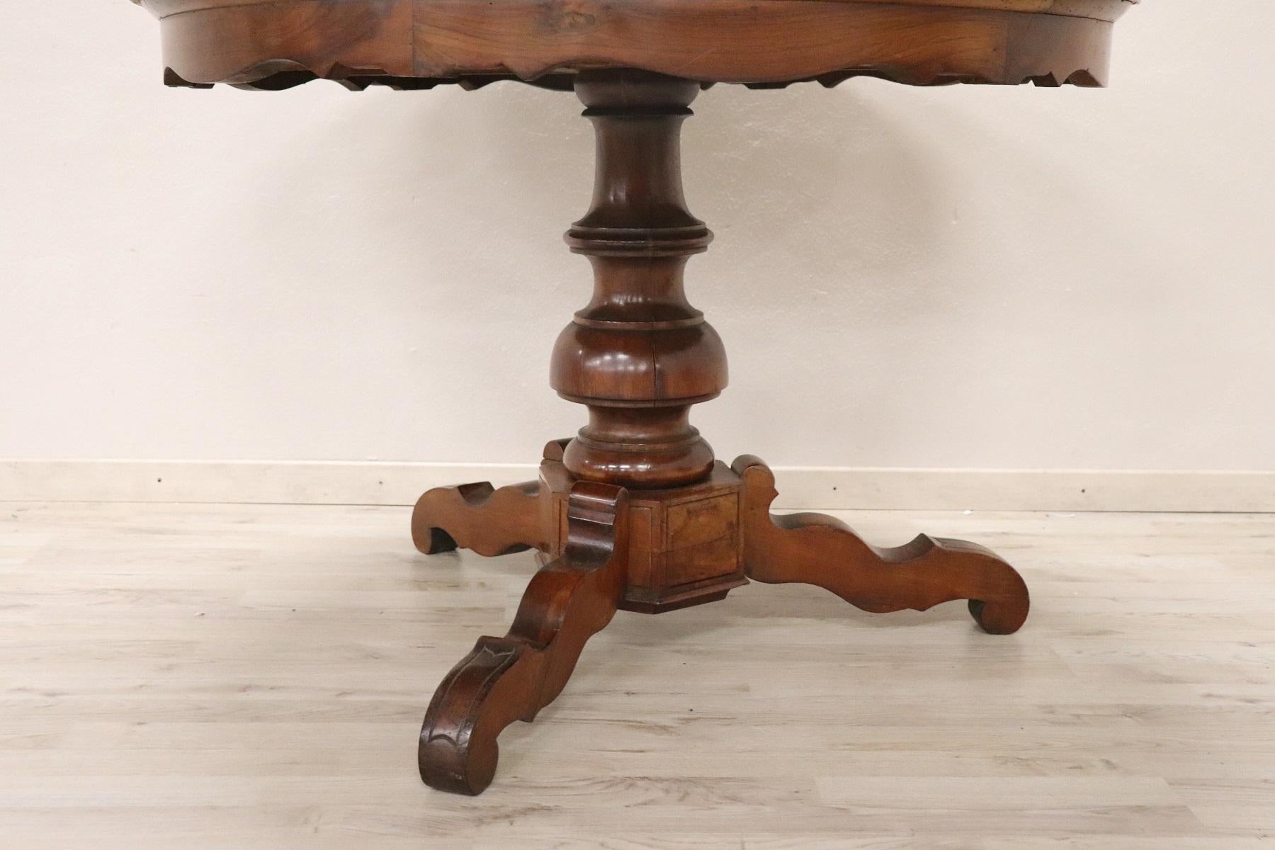 Beautiful important antique round center table 1845 in walnut inlay. Table with elegant solid turned central leg. The table band presents elegant decoration move. The tabletop has an elegant inlay decoration with a central star made of fine woods.