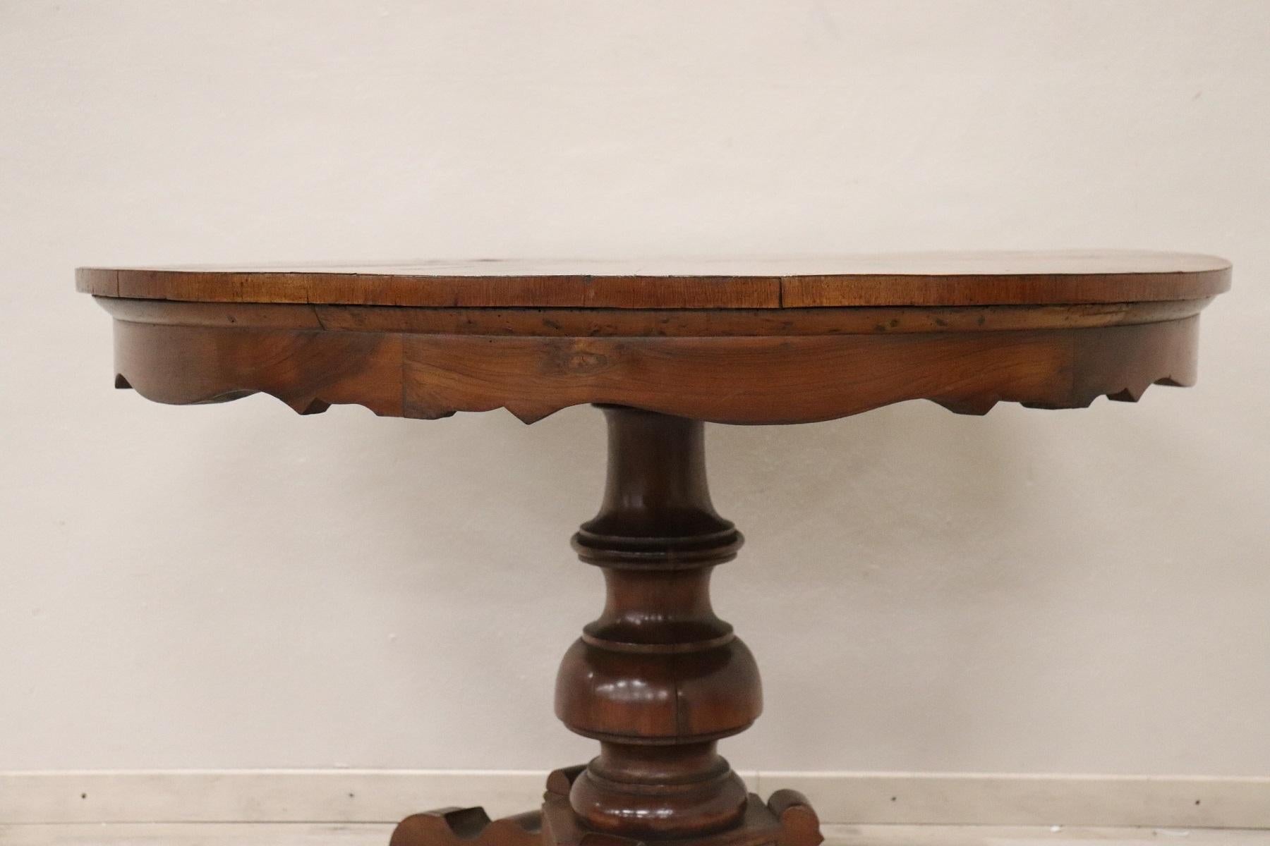 Louis Philippe 19th Century Italian Inlaid Walnut Round Center Table