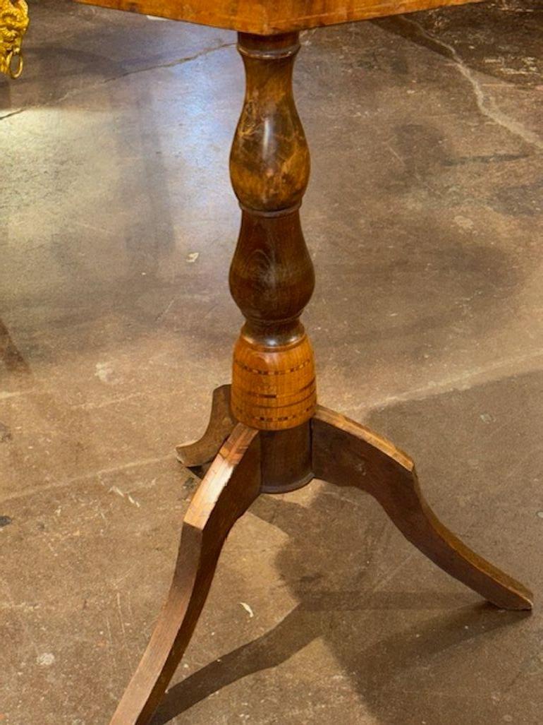 Italienischer Beistelltisch aus Nussbaum mit Intarsien aus Sorrento, 19. (19. Jahrhundert) im Angebot