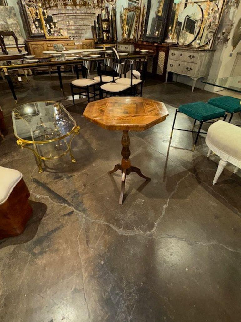 Italienischer Beistelltisch aus Nussbaum mit Intarsien aus Sorrento, 19. im Angebot 1