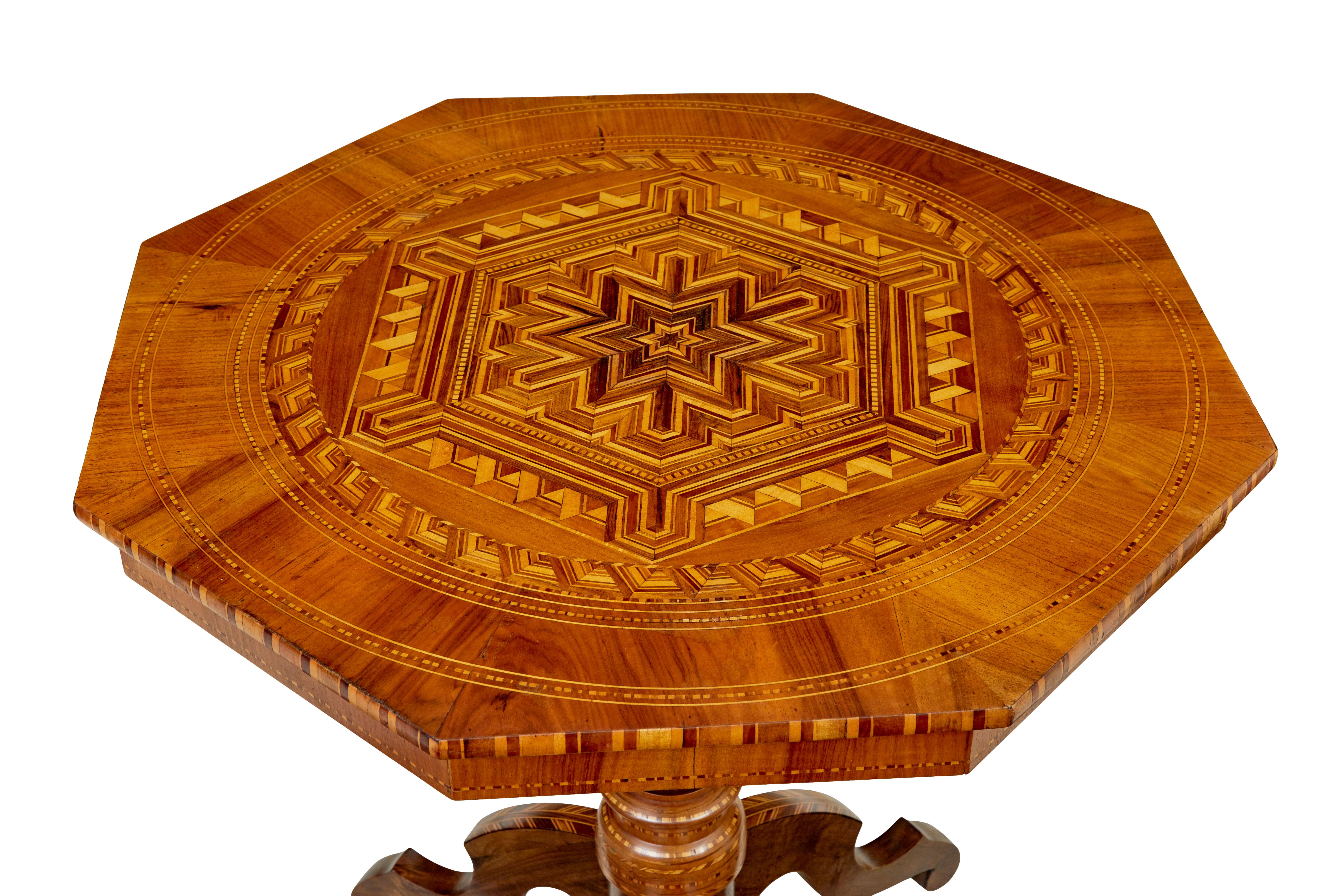 Table italienne du 19e siècle en noyer de Sorrente, vers 1890.

Table octogonale en marqueterie de sorrento de bonne qualité.

Profondément incrusté et orné d'un motif géométrique sur la surface supérieure et autour de la frise.  Elle repose sur une