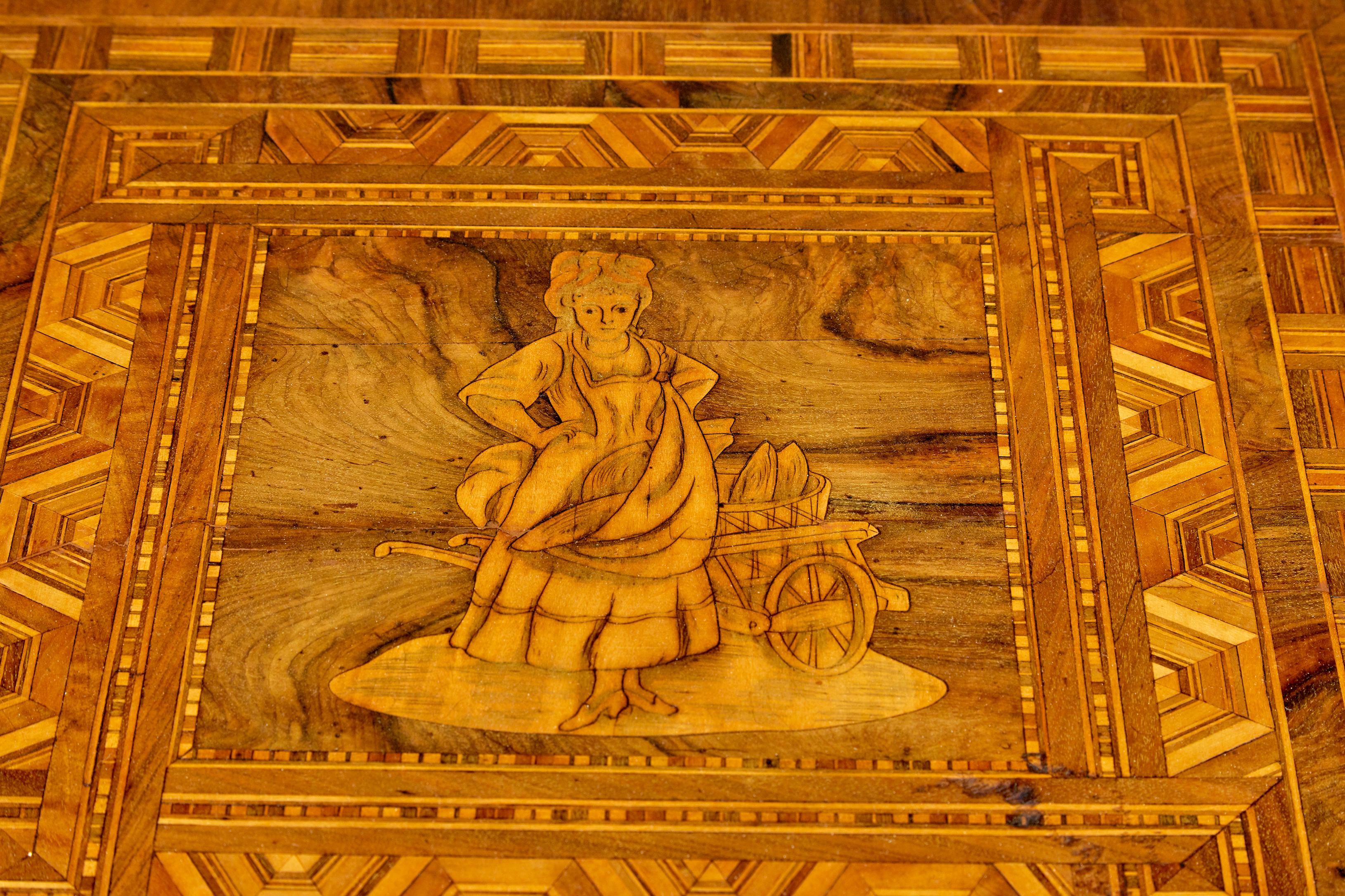 19th century Italian inlaid walnut sorrento table In Good Condition For Sale In Debenham, Suffolk