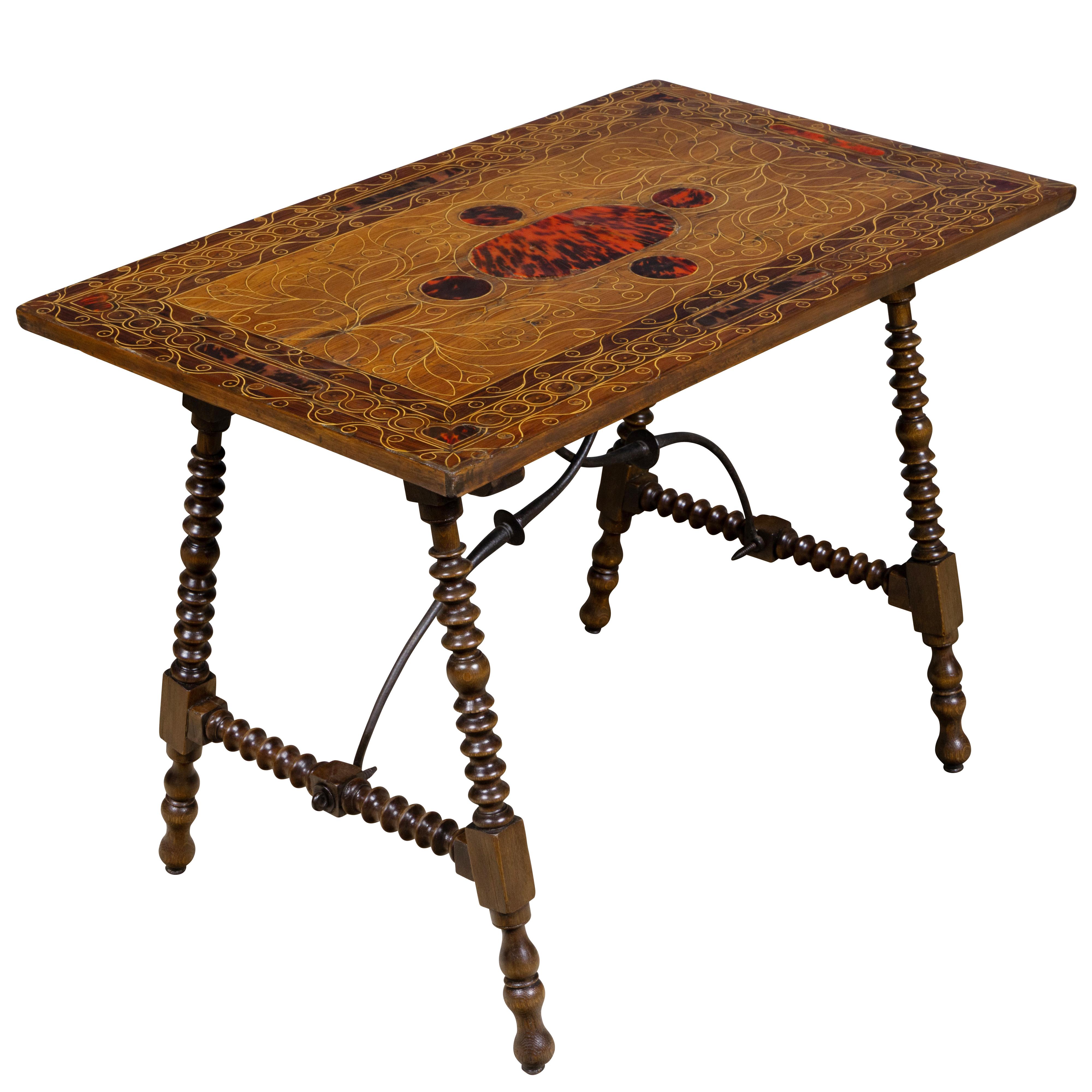 Table d'appoint italienne du XIXe siècle en bois marqueté, rehaussée de touches de tortue en vente