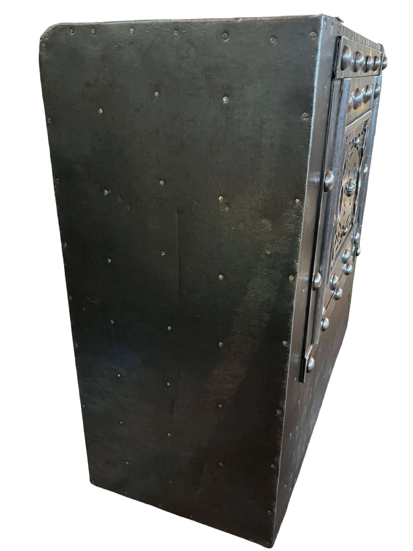 19th Century Italian Iron Safe / Cassaforte / Side Table / Nightstand For Sale 10
