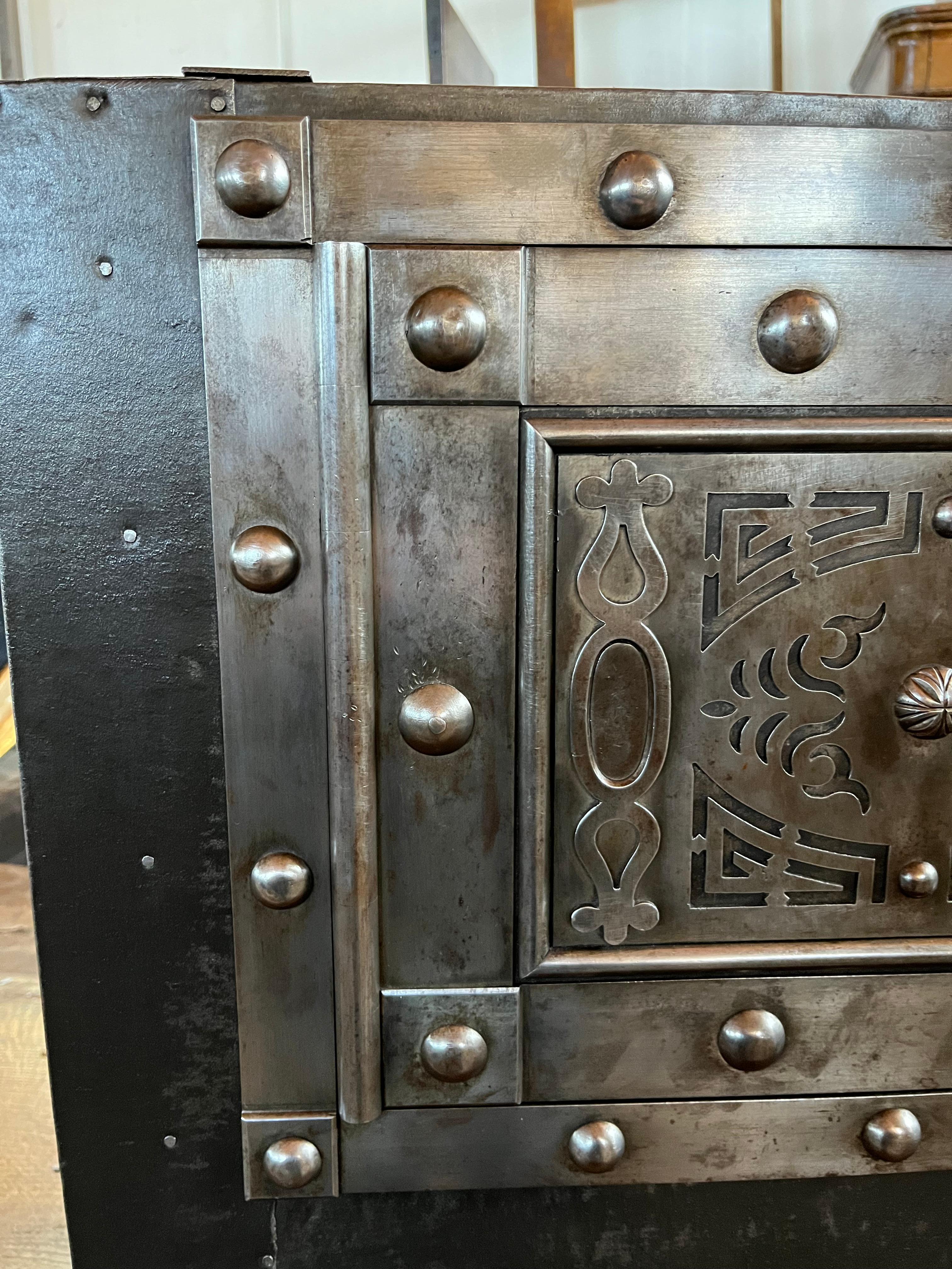 19th Century Italian Iron Safe / Cassaforte / Side Table / Nightstand In Good Condition For Sale In Viterbo, VT