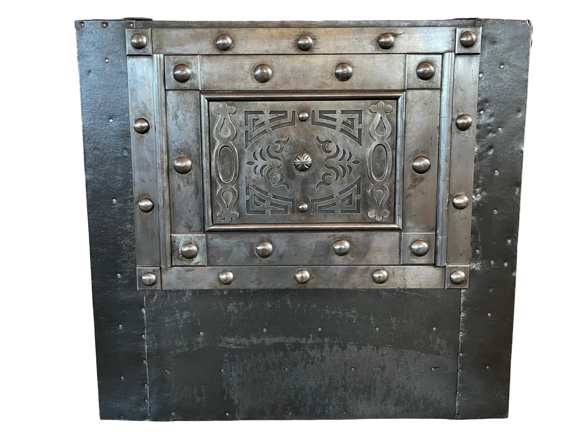 19th Century Italian Iron Safe / Cassaforte / Side Table / Nightstand For Sale 2