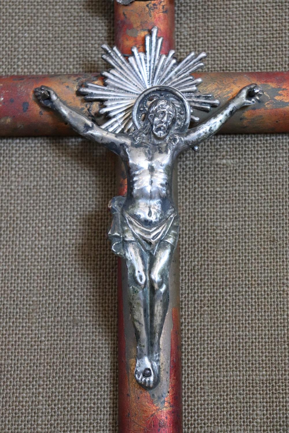Figure raffinée et délicate de Jésus-Christ sur la croix en argent, années 1880. Grande qualité artistique : regardez les détails, du visage au corps. Le Christ est monté sur une croix en bois dans une vitrine.