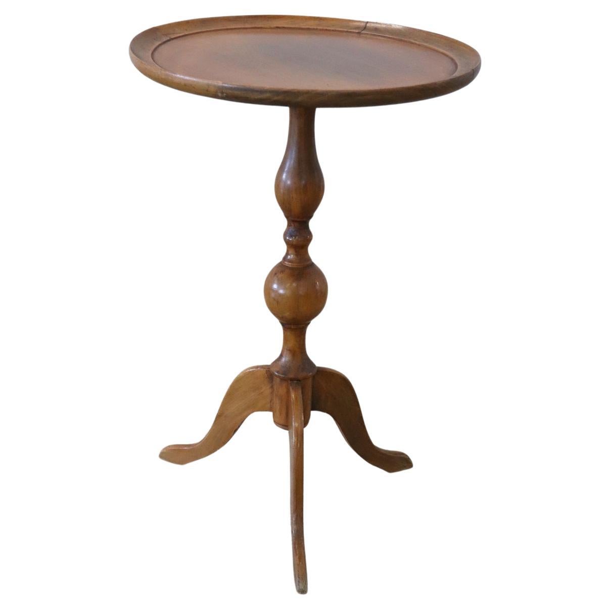 Table à manger ou table à fumer italienne L Philippe ronde du 19ème siècle en bois de hêtre