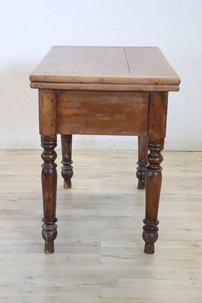 Table de cuisine italienne L Philippe du 19ème siècle en bois de peuplier avec plateau d'ouverture en vente 4