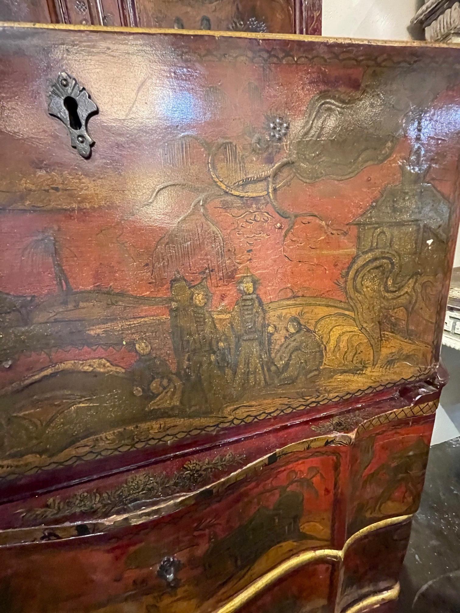 Peint à la main Secrétaire laqué italien du 19ème siècle avec motif de chinoiserie en relief en vente