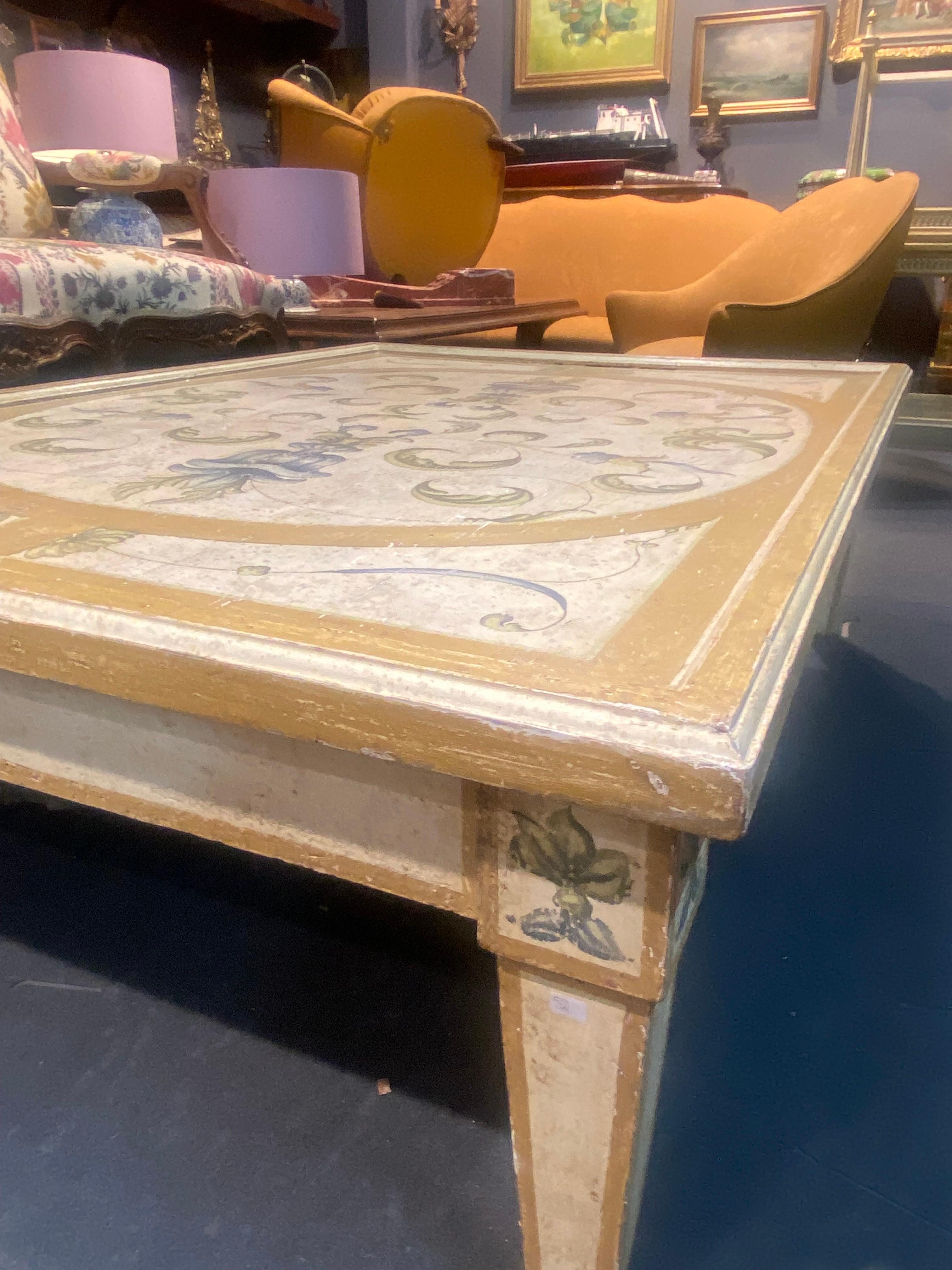 19. Jahrhundert Italienisch große handbemalte hölzerne Sofa Tisch (Handgeschnitzt) im Angebot
