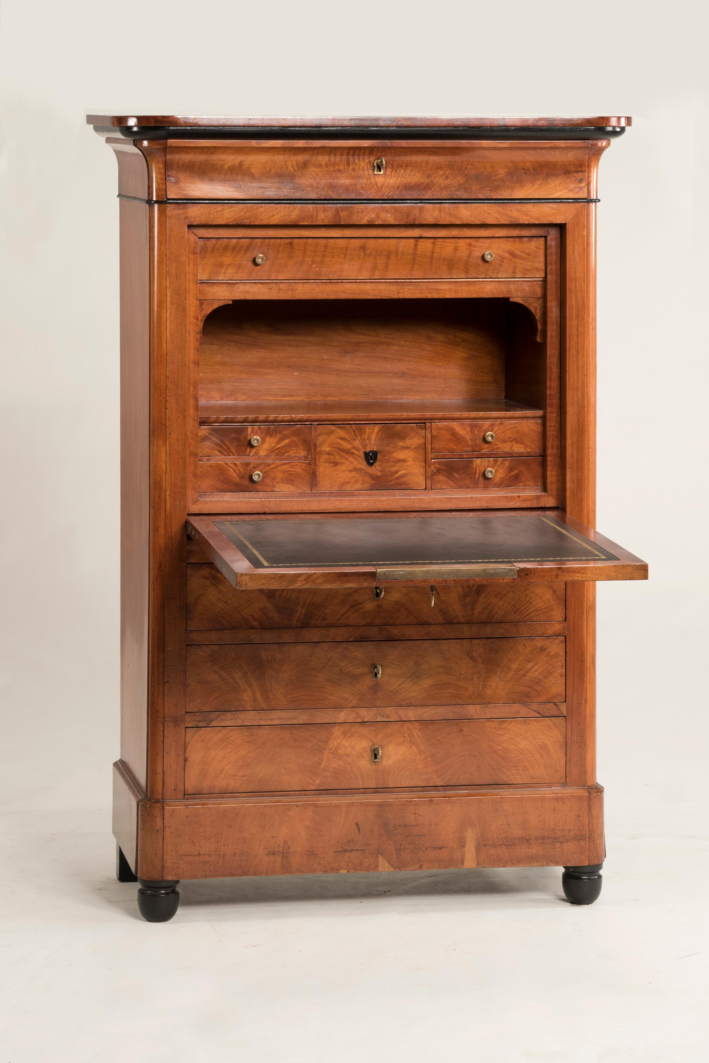19th century Italian light mahogany cabinet folding door secretaire desk

Light mahogany cabinet secretaire from Empire period from Veneto Region, Italy. It features a folding door upon three drawers. On the top there is another drawer shaped with