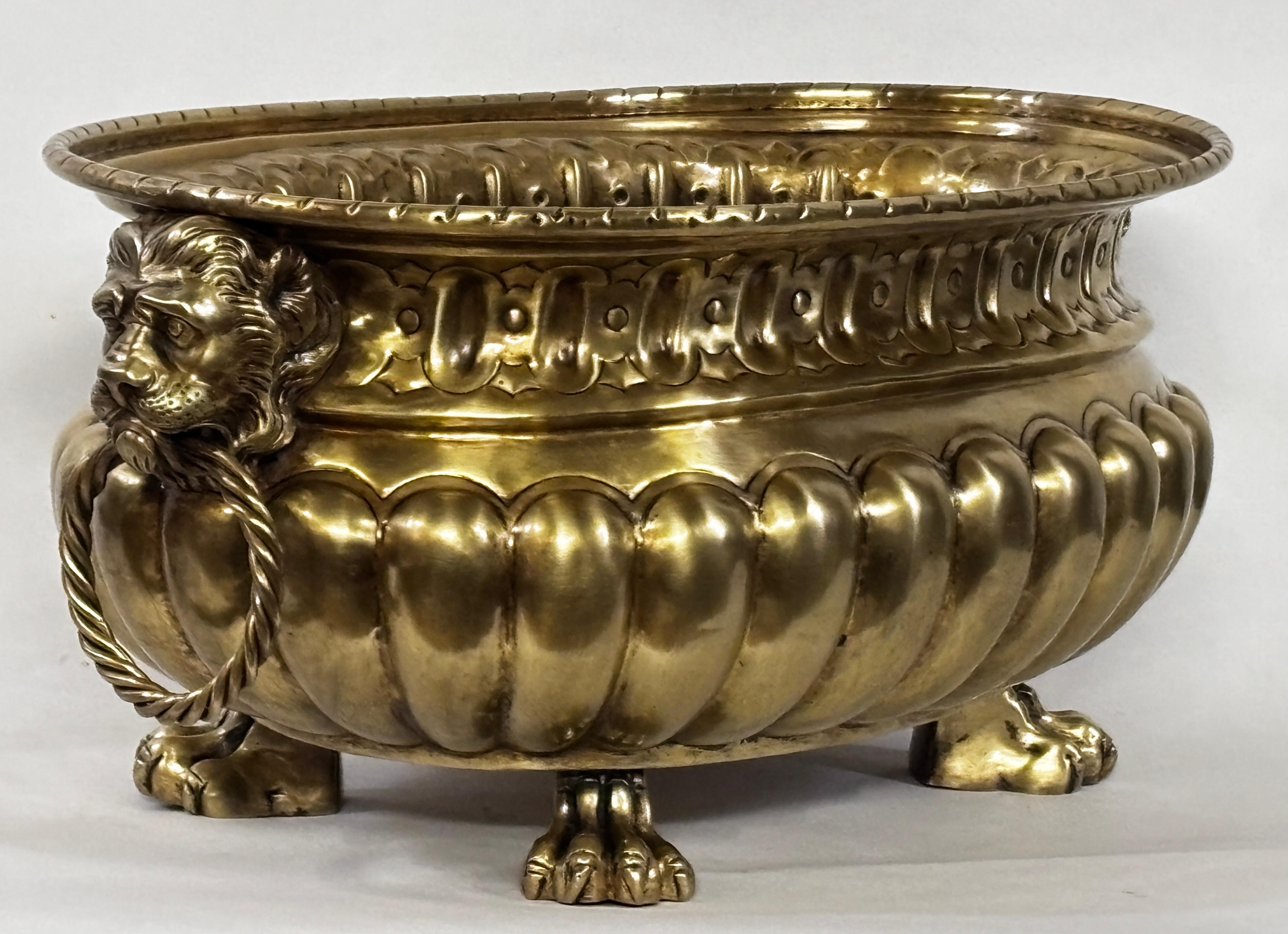 Une grande jardinière ancienne en laiton avec des têtes de lion et des pieds en forme de pattes.
Un complément à toute table, à l'extérieur comme à l'intérieur. Peut servir de centre de table, de rafraîchisseur de vin ou d'objet d'art.
Italie, 19e